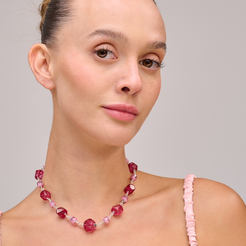 תכשיט נשי ומרשים עם אבני חן בגווני ורוד פודרה, אפרסק ובורדו כהה. השילוב בין צבעים רכים לבין גוונים עזים יוצר קונטרסט מעודן ויוקרתי. כל אבן נבחרה בקפידה ומשובצת בעבודת יד ליצירת שרשרת רומנטית עם טאץ' דרמטי.