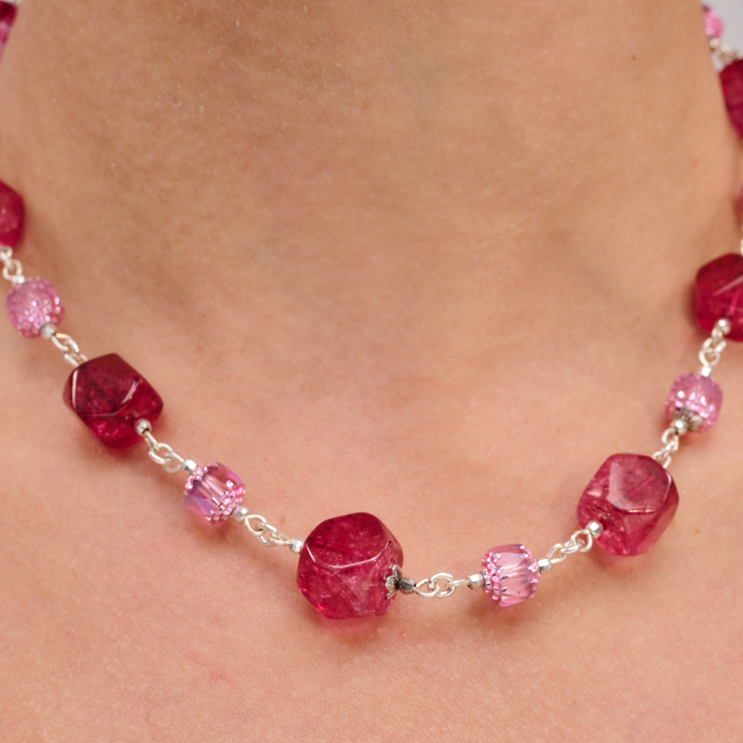 תכשיט קלאסי עם טוויסט דרמטי – שילוב בין אבני ורוד רומנטיות לאבני בורדו כהות שמוסיפות עומק וסגנון. השרשרת משדרת ניגודיות הרמונית: אור וחום, שקט ונוכחות. מושלם לכל מי שמחפשת תכשיט עדין אך בולט.