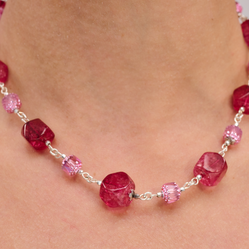 תכשיט קלאסי עם טוויסט דרמטי – שילוב בין אבני ורוד רומנטיות לאבני בורדו כהות שמוסיפות עומק וסגנון. השרשרת משדרת ניגודיות הרמונית: אור וחום, שקט ונוכחות. מושלם לכל מי שמחפשת תכשיט עדין אך בולט.