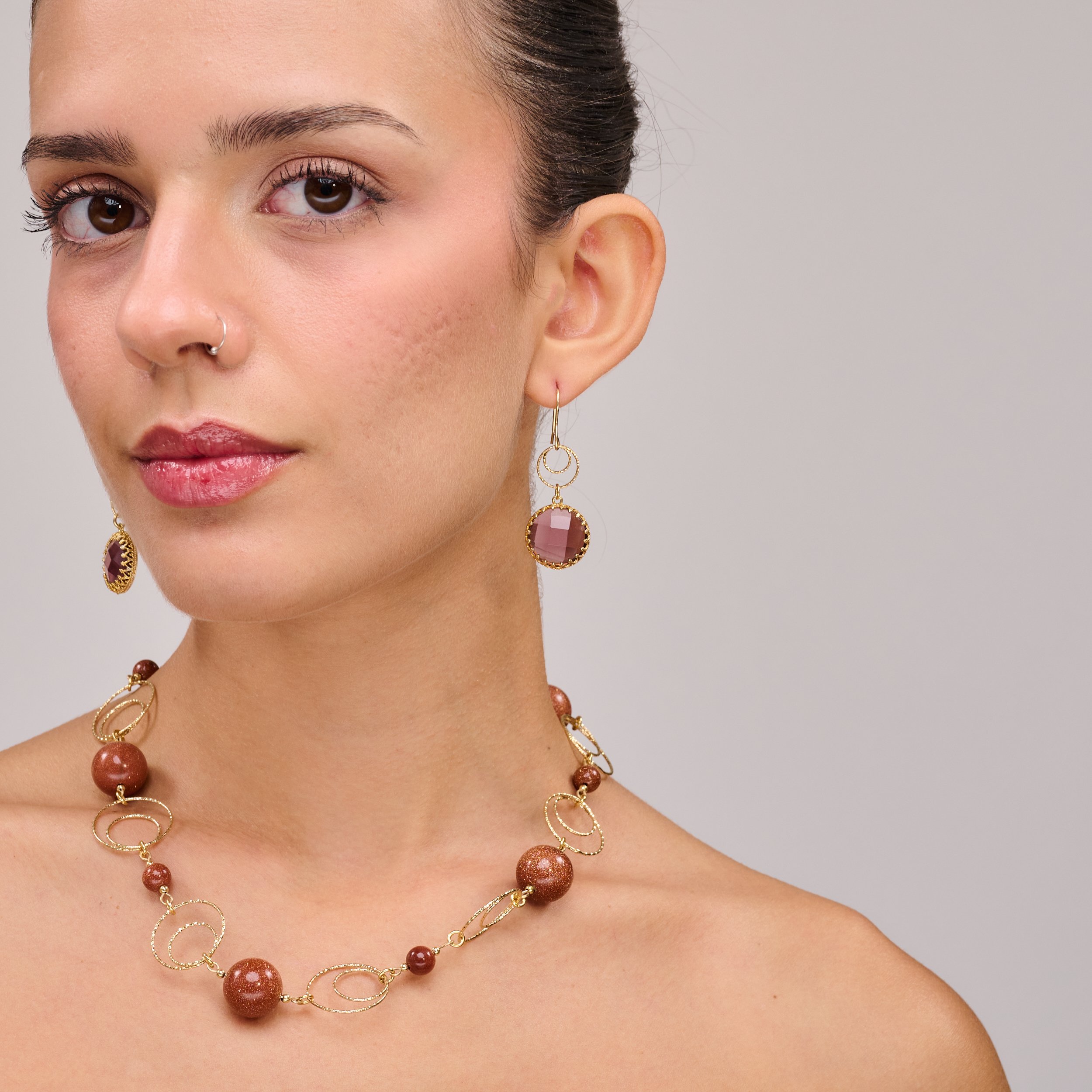 תכשיט מרהיב עם אבני אוונטיורין חומות בגוון חום־נחושת רך, כל אבן עם נגיעות זהב זוהר עדין שנותן תחושת עומק וחיים פנימיים. עיצוב שמשדר חום, עידון ואלגנטיות רגועה. מתאים לשימוש יומיומי או לאירועים באווירה טבעית ומזמינה. כל אבן שונה – מה שמעניק לתכשיט תחושת ייחוד ואישיות, ממש כמו האישה שעונדת אותו.