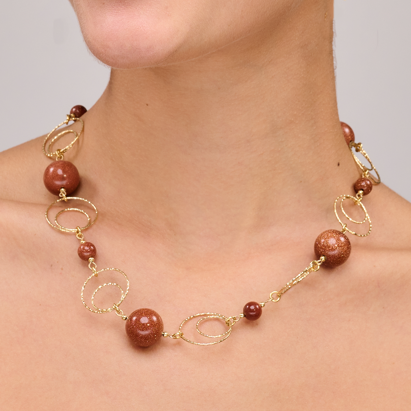 שרשרת אוונטיורין חום בגווני אדמה עמוקים – תכשיט בעבודת יד שמתאים לכל מי שמחוברת לאנרגיה של קרקע, שורשים וביטחון. החרוזים מלוטשים ומעוגלים, כל אחד שונה מעט ממשנהו – מה שמעניק תחושת טבעיות ואותנטיות. צבע האבן נע בין חום בהיר לחום־זהוב עשיר, מה שמוסיף עניין ומרקם חזותי. תכשיט מושלם לשימוש יומיומי, וגם כאקססורי אלגנטי להופעה רגועה ומחושבת.