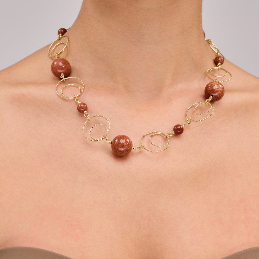 שרשרת שכולה נגיעה של טבע – אבני אוונטיורין חומות במרקם גולמי־עדין, משתלבות עם חוטי מתכת דקים בצבע חום־נחושת או זהב עתיק. תכשיט שמשדר יציבות, חיבור לשורשים ואסתטיקה פשוטה אך עמוקה. מושלם לנשים שמבקשות תכשיט שמרגיש אישי, חי ונוכח – כזה שלא רק מקשט, אלא גם מחזק ומאזן.