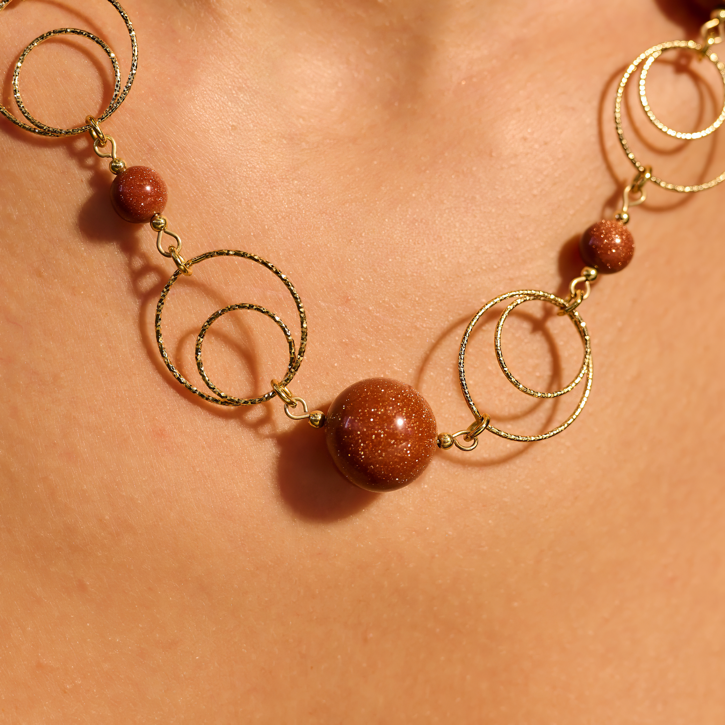 שרשרת אוונטיורין חום בגוונים אדמתיים חמים עם שילוב אבנים בגדלים שונים ליצירת קצב וטקסטורה מעניינת. האבן ידועה ביכולתה להשרות רוגע, חמימות ואיזון, והעיצוב משקף בדיוק את התחושות הללו – רכות אך עוצמתית. תכשיט שמתאים במיוחד לנשים שאוהבות חיבור לטבע, לעונות השנה ולפריטים בעלי אופי טבעי, רגשי ומזמין.