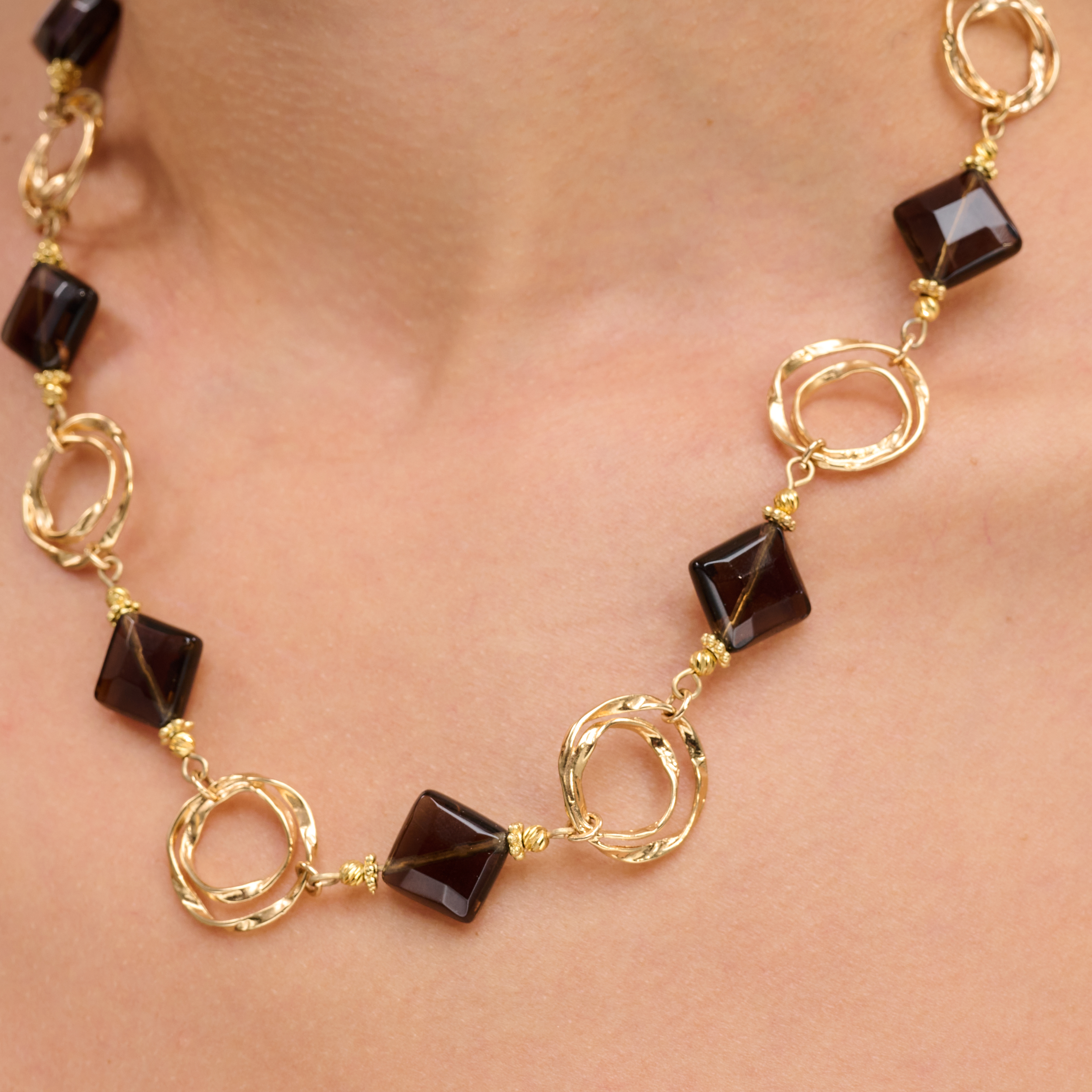 תכשיט בהשראת צבעי הסתיו – שרשרת עם טופז חום חמים ואביזרים בעבודת יד מצופים זהב. השילוב בין האבן הטבעית לזהב העדין יוצר הרמוניה בין אדמה לאור, בין קלאסי לאישי. מתנה מושלמת לאישה עם טעם מעודן שמחפשת תכשיט עם משמעות ועיצוב ייחודי.

