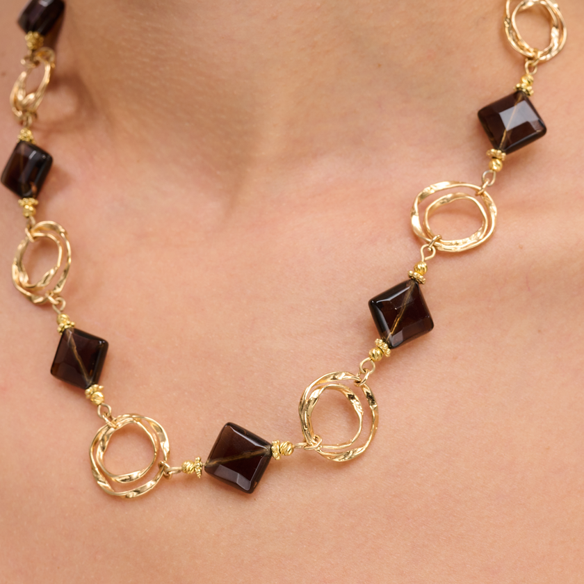 תכשיט בהשראת צבעי הסתיו – שרשרת עם טופז חום חמים ואביזרים בעבודת יד מצופים זהב. השילוב בין האבן הטבעית לזהב העדין יוצר הרמוניה בין אדמה לאור, בין קלאסי לאישי. מתנה מושלמת לאישה עם טעם מעודן שמחפשת תכשיט עם משמעות ועיצוב ייחודי.


