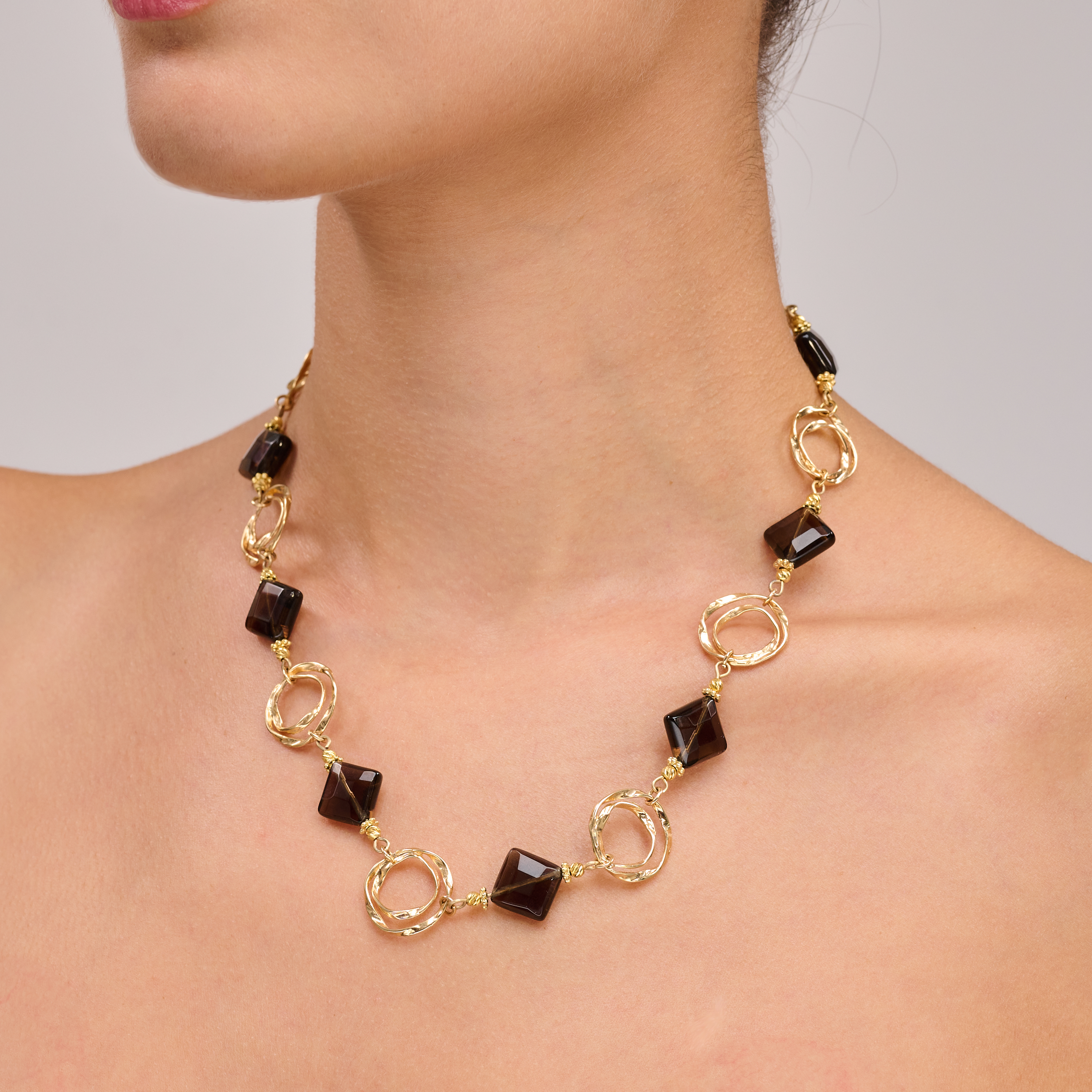 שרשרת טופז חום אלגנטית בעבודת יד, משובצת אבנים בגוון חום־דבש חמים, עם אביזרים מוזהבים בעבודת צורפות עדינה בציפוי זהב מבריק. תכשיט שמשלב בין צבעי אדמה טבעיים לנגיעות של יוקרה, ויוצר מראה עשיר, חם ומלא נוכחות. מושלם ללוק ערב רומנטי, לאירוע סתיו או כמתנה לאישה עם טעם מעודן ונוכחות רגישה.


