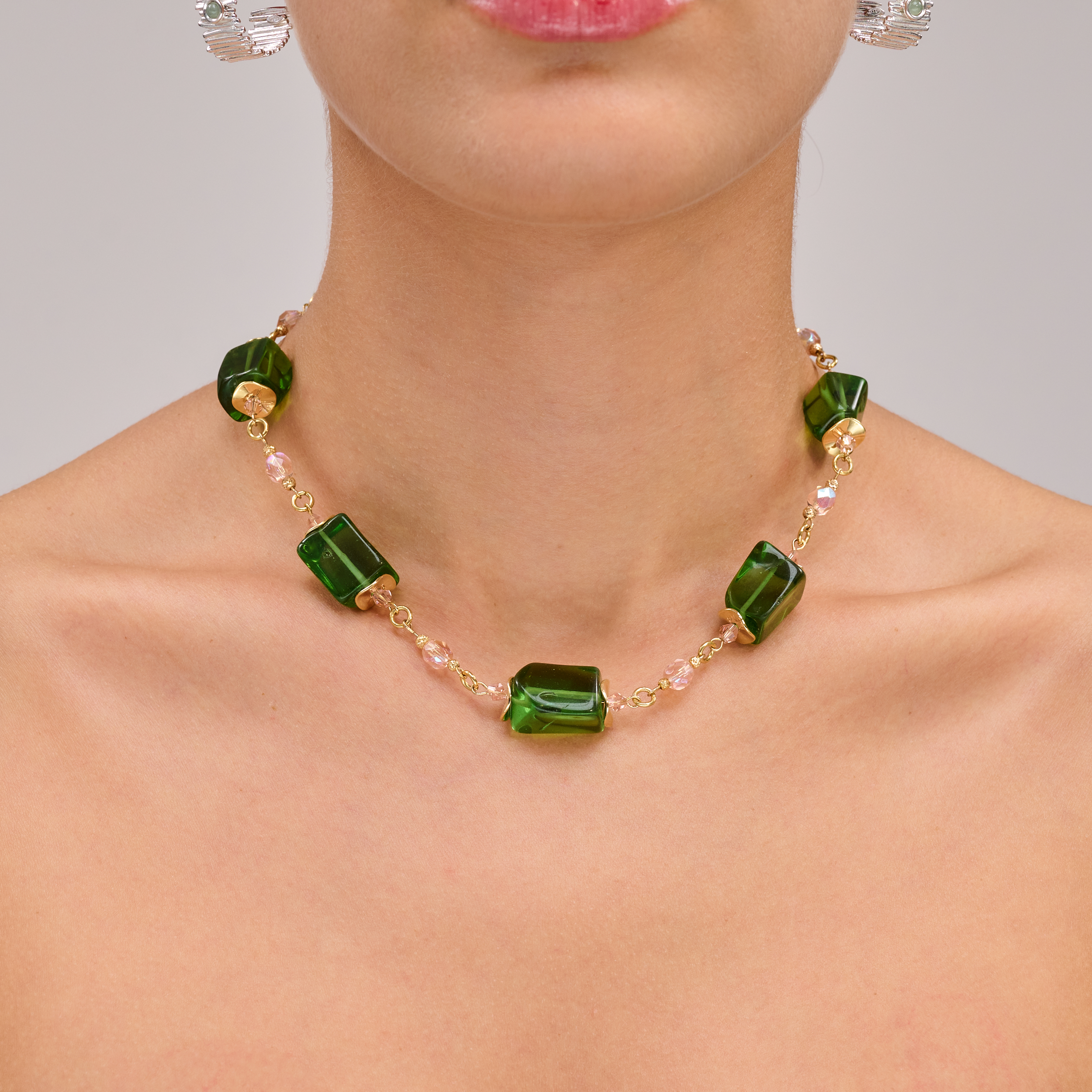 תכשיט מקסים עם אבני אופליט ירוקות בגווני ירוק מנטה־זכוכיתי, בעיצוב בוהו־עדין שמשלב טבע וסטייל עכשווי. האבנים משקפות אור רך ויוצרות תחושת רכות, צמיחה והתחדשות. זו שרשרת שמביאה איתה אנרגיה ירוקה של איזון פנימי ושלווה, ומעניקה טאץ' מרענן ללוק קיצי או אביבי.

