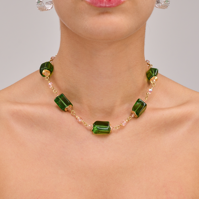 תכשיט מקסים עם אבני אופליט ירוקות בגווני ירוק מנטה־זכוכיתי, בעיצוב בוהו־עדין שמשלב טבע וסטייל עכשווי. האבנים משקפות אור רך ויוצרות תחושת רכות, צמיחה והתחדשות. זו שרשרת שמביאה איתה אנרגיה ירוקה של איזון פנימי ושלווה, ומעניקה טאץ' מרענן ללוק קיצי או אביבי.

