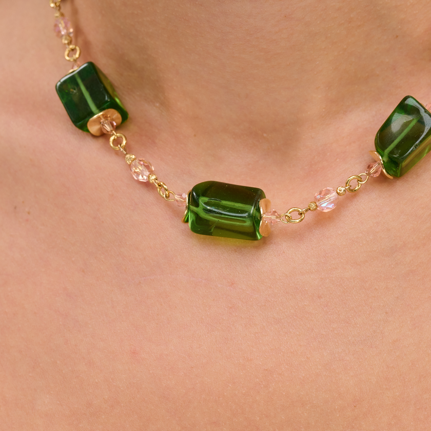 שרשרת אופליט ירוק במראה רענן, טבעי ומינימליסטי – כל אבן בעלת ניחוח של צמח ירוק, פריחה שקטה או מים צלולים. הגוונים נעימים לעין, מתאימים לכל עונה ולכל סגנון לבוש. תכשיט שמחבר לאנרגיה חיובית, לנשימה עמוקה ולתחושת שלווה פנימית.

