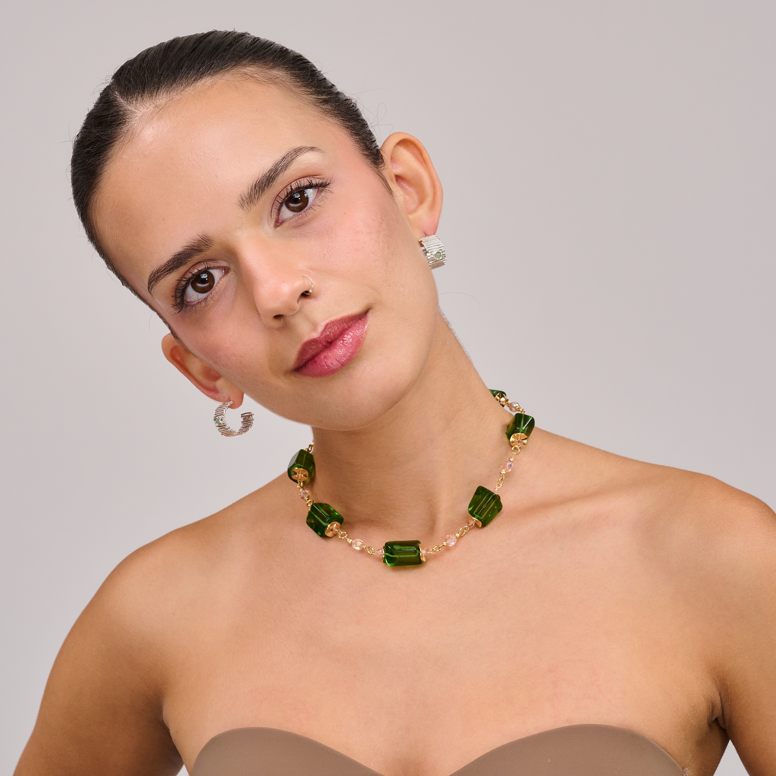 שרשרת אוורירית בסגנון בוהו־שיק עם אבני אופליט ירוקות, המשלבות שקיפות פנימית עם עומק צבע טבעי. הגוון הירוק הרך מתאים לכל גוון עור ומקרין הרמוניה שקטה. תכשיט שמתחבר לאדמה, לנשמה ולעדינות הנשית – מושלם לכל מי שמחפשת תכשיט עם משמעות.

