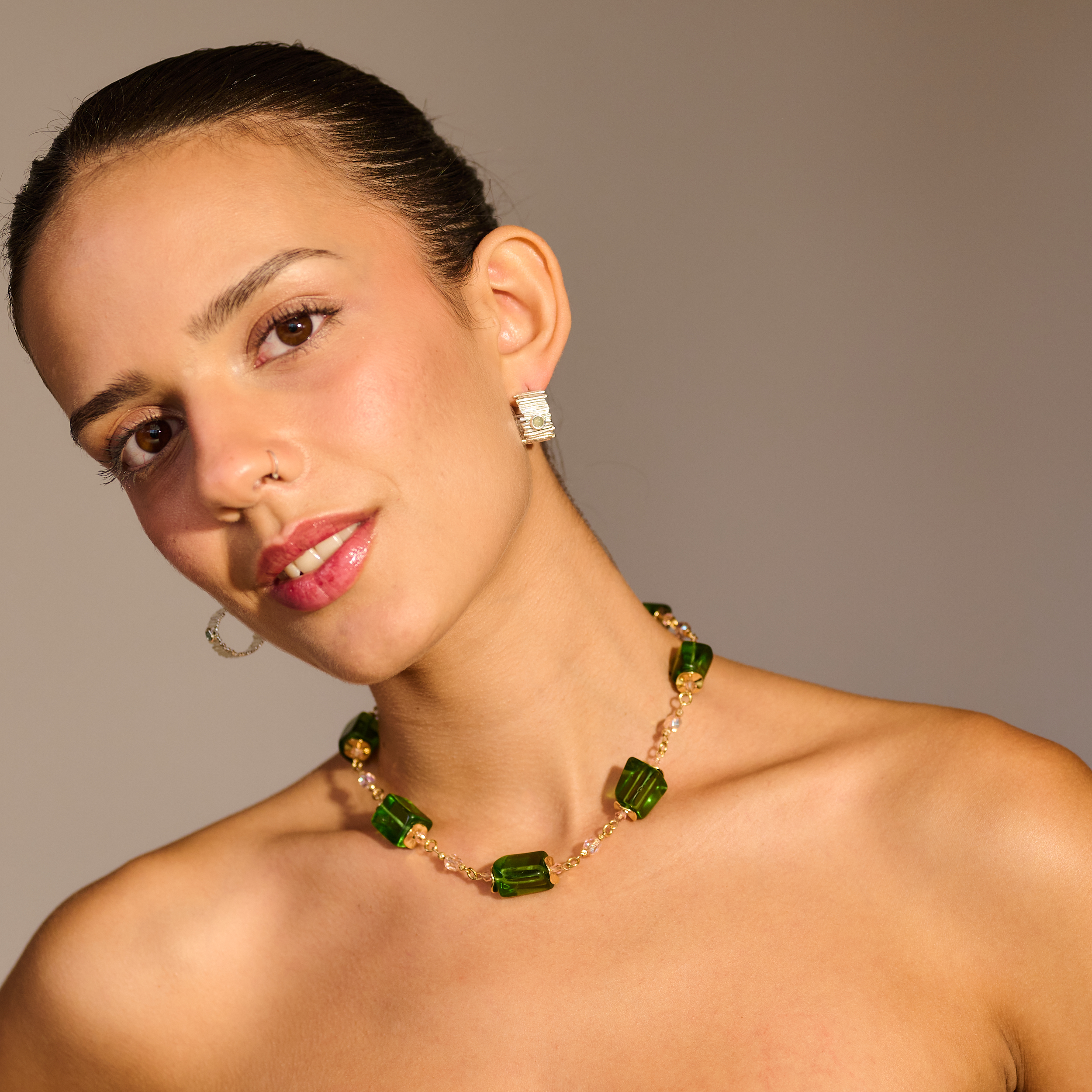 שרשרת אופליט ירוק בעבודת יד, עם אבנים בגווני ירוק חלביים שמזכירים טיפות טל על עלים טריים. לכל אבן ברק פנימי עדין, כמעט אתרי, שנותן תחושת ריחוף ורכות. תכשיט שמתאים לאישה שמבקשת להביא איתה שקט, הרמוניה ותחושת טבע בכל מקום אליו היא הולכת.

