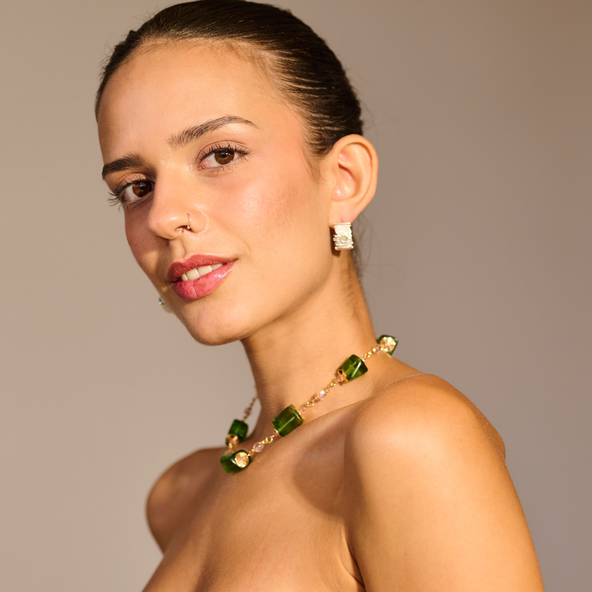 תכשיט בגווני ירוק שקוף שמשרה שלווה ועידון – שרשרת אופליט ירוק שמנצנצת קלות באור, כמו קרני שמש בתוך יער. האבנים בגימור חלק ומבריק, עגולות ועדינות, ויוצרות תחושת רכות טבעית. מתאימה גם ליום וגם לערב, למראה רגוע אך מתוחכם.

