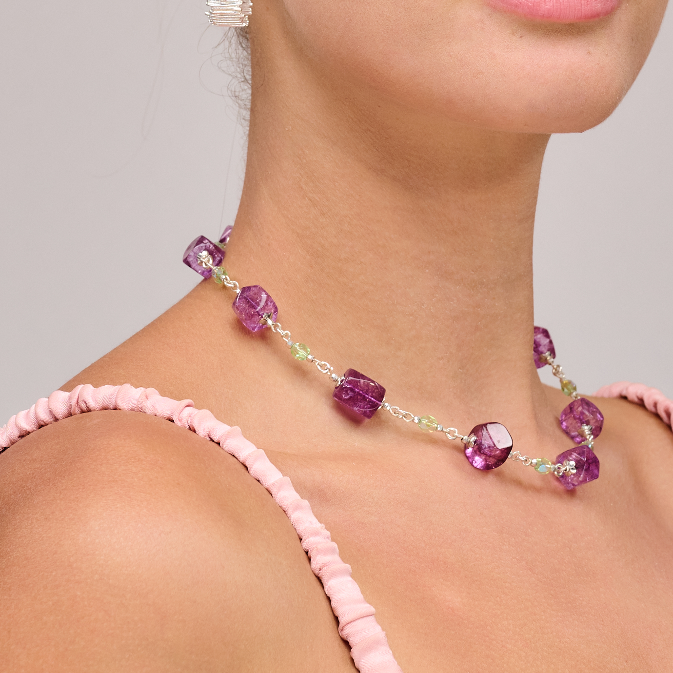 תכשיט בעבודת יד שמשלב סגול סחלבי וירוק עלים במראה חלומי ואלגנטי. השרשרת מקרינה רוך לצד עומק, כמו גן קסום בשעת בין ערביים. האבנים המבריקות משתלבות זו בזו ליצירת הרמוניה צבעונית מרהיבה, ומתאימות לכל מי שאוהבת לבלוט בעדינות ולשדר ביטחון שקט.

