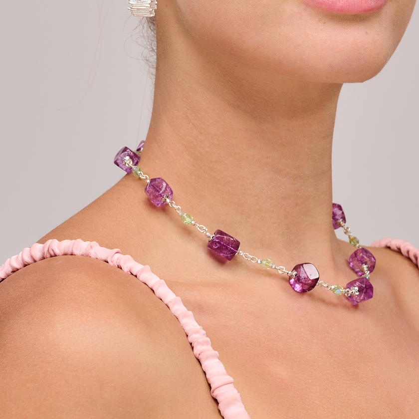 תכשיט בעבודת יד שמשלב סגול סחלבי וירוק עלים במראה חלומי ואלגנטי. השרשרת מקרינה רוך לצד עומק, כמו גן קסום בשעת בין ערביים. האבנים המבריקות משתלבות זו בזו ליצירת הרמוניה צבעונית מרהיבה, ומתאימות לכל מי שאוהבת לבלוט בעדינות ולשדר ביטחון שקט.

