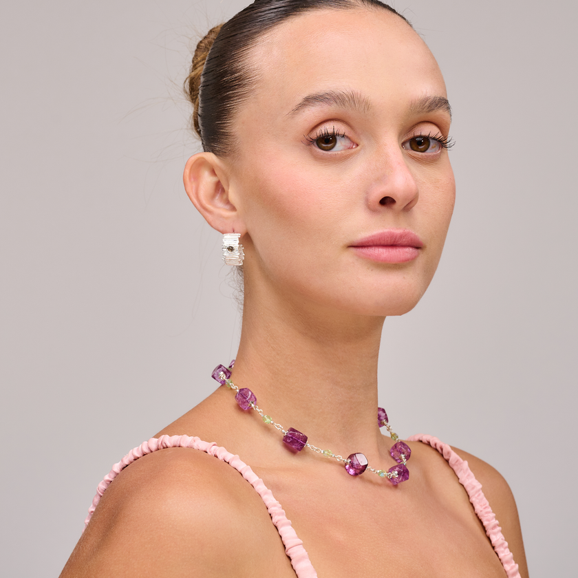 שרשרת אומנותית עם חרוזים בגווני ירוק עלים וסגול חציל – שילוב מפתיע ועשיר שמזכיר גינה סודית בשיא הפריחה. התכשיט מתאפיין בנוכחות אלגנטית עם טאץ' טבעי, מתאים לאישה שמחפשת דרך להביע את האישיות שלה דרך צבעים ואנרגיה. מתנה נפלאה לחובבות תכשיטים בעבודת יד עם אופי.

