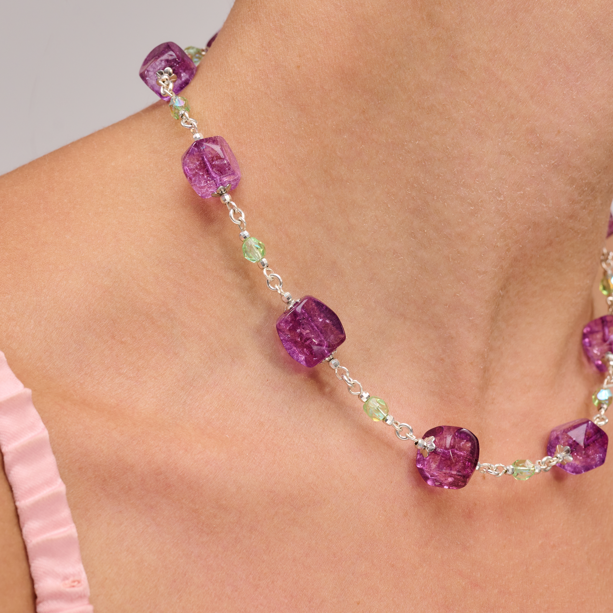 ענק בגוונים מהטבע – ירוק של טחב וסגול של פרחים – יוצרים יחד תכשיט עם תחושת אדמה וקסם. מבנה השרשרת מעניק תחושת זרימה טבעית, והאבנים המשולבות מציגות ברק קל ונוכחות נשית. עיצוב שמרגיש גם רוחני וגם אופנתי, אידיאלי לאירועים תחת כיפת השמיים או כמגע ייחודי להופעה יומיומית.

