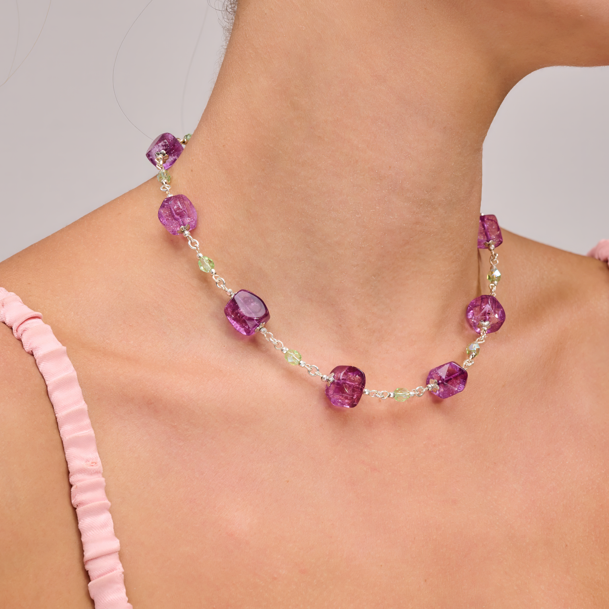 שרשרת בעיצוב בוהו-אלגנטי בגווני סגול עמוק וירוק מרווה, משרה תחושת רוגע ועוצמה בו זמנית. צבעים שמאזנים זה את זה ומוסיפים זוהר מיוחד לעור. מתאימה לשימוש יומיומי וגם להופעות ערב עם נגיעה אישית. מושלם למי שמחפשת תכשיט שמחבר בין טבע, צבע וסטייל ייחודי.

