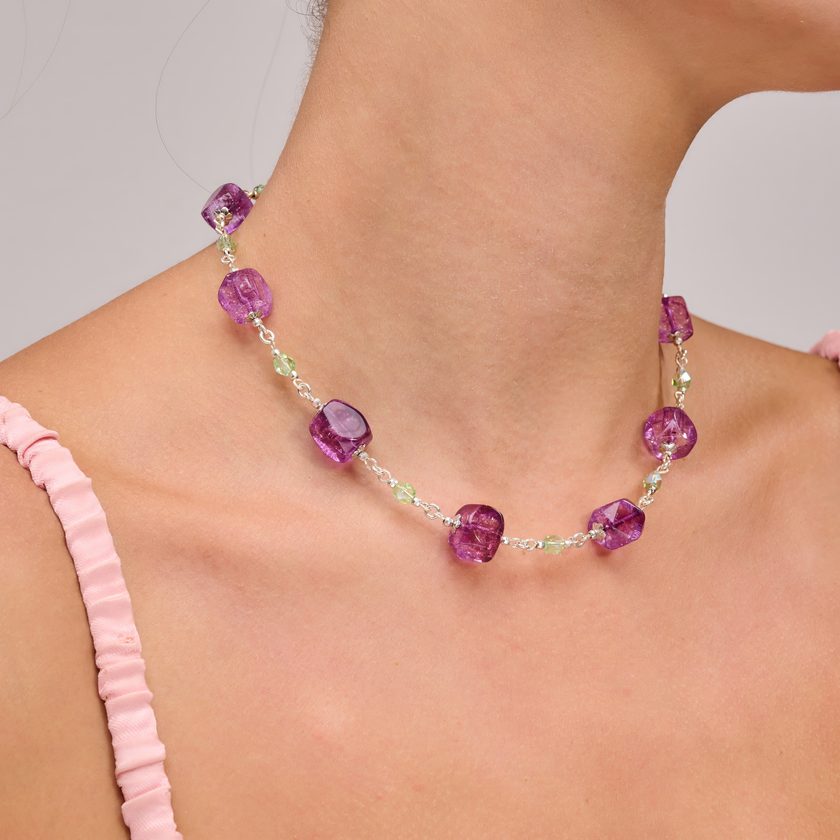 שרשרת בעיצוב בוהו-אלגנטי בגווני סגול עמוק וירוק מרווה, משרה תחושת רוגע ועוצמה בו זמנית. צבעים שמאזנים זה את זה ומוסיפים זוהר מיוחד לעור. מתאימה לשימוש יומיומי וגם להופעות ערב עם נגיעה אישית. מושלם למי שמחפשת תכשיט שמחבר בין טבע, צבע וסטייל ייחודי.

