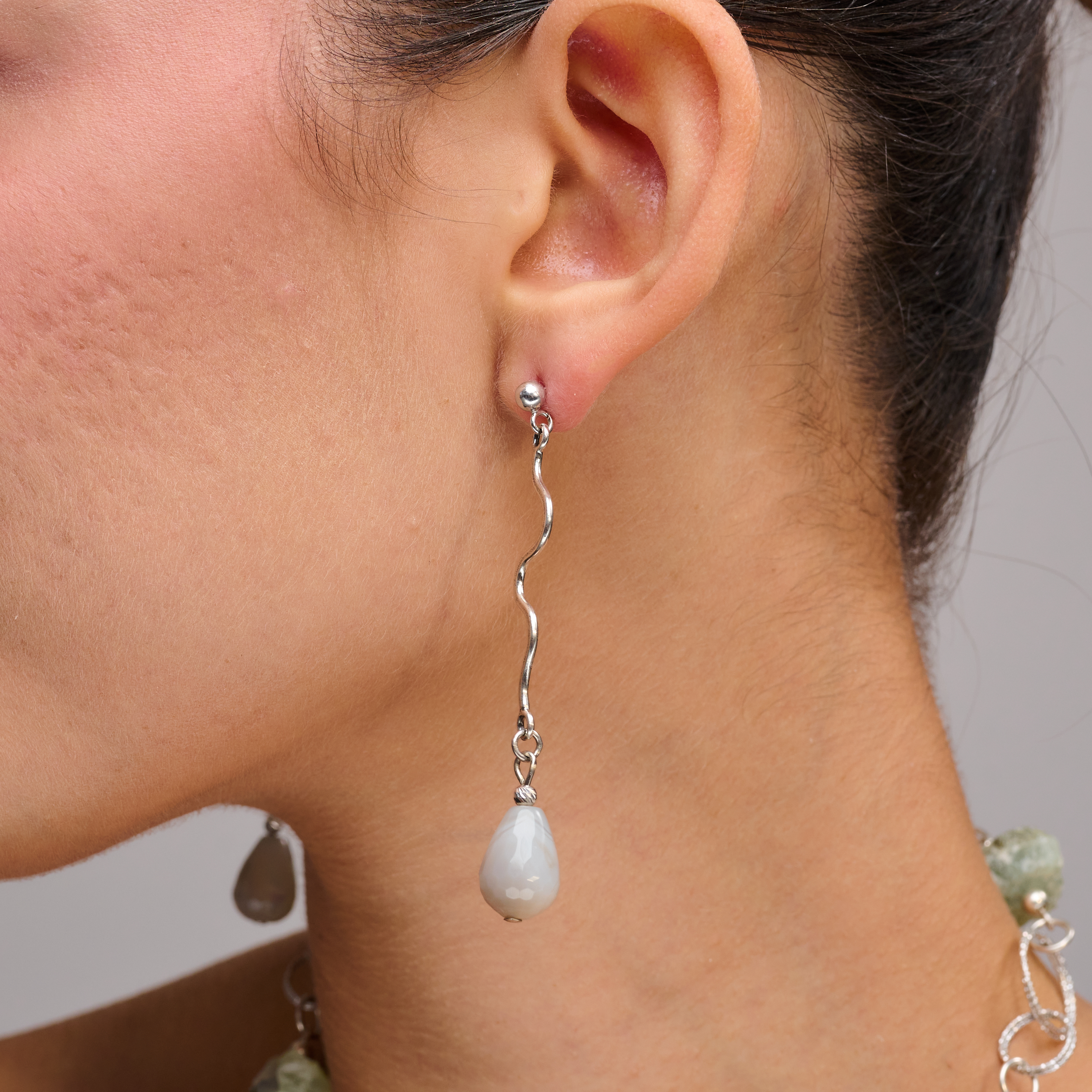 עגילי כסף ארוכים עם אגת אפור – תכשיט ייחודי שמשלב קווים אלגנטיים עם צבע ניטרלי בעל עומק. האבן בגוון אפור רך משתנה בהתאם לאור ויוצרת תחושת תנועה, מסתורין ויוקרה שקטה. עיצוב העגילים מדגיש את קווי הפנים ומאריך את הצוואר, מה שהופך אותם לבחירה אידיאלית למראה נשי, מתוחכם ורך. מושלמים לאירועים מיוחדים אך גם כשדרוג יומיומי למראה בסיסי. מתנה מושלמת לאישה שאוהבת תכשיטים עם שקט פנימי ונוכחות מודרנית, כזו שמרגישה ולא צועקת.

