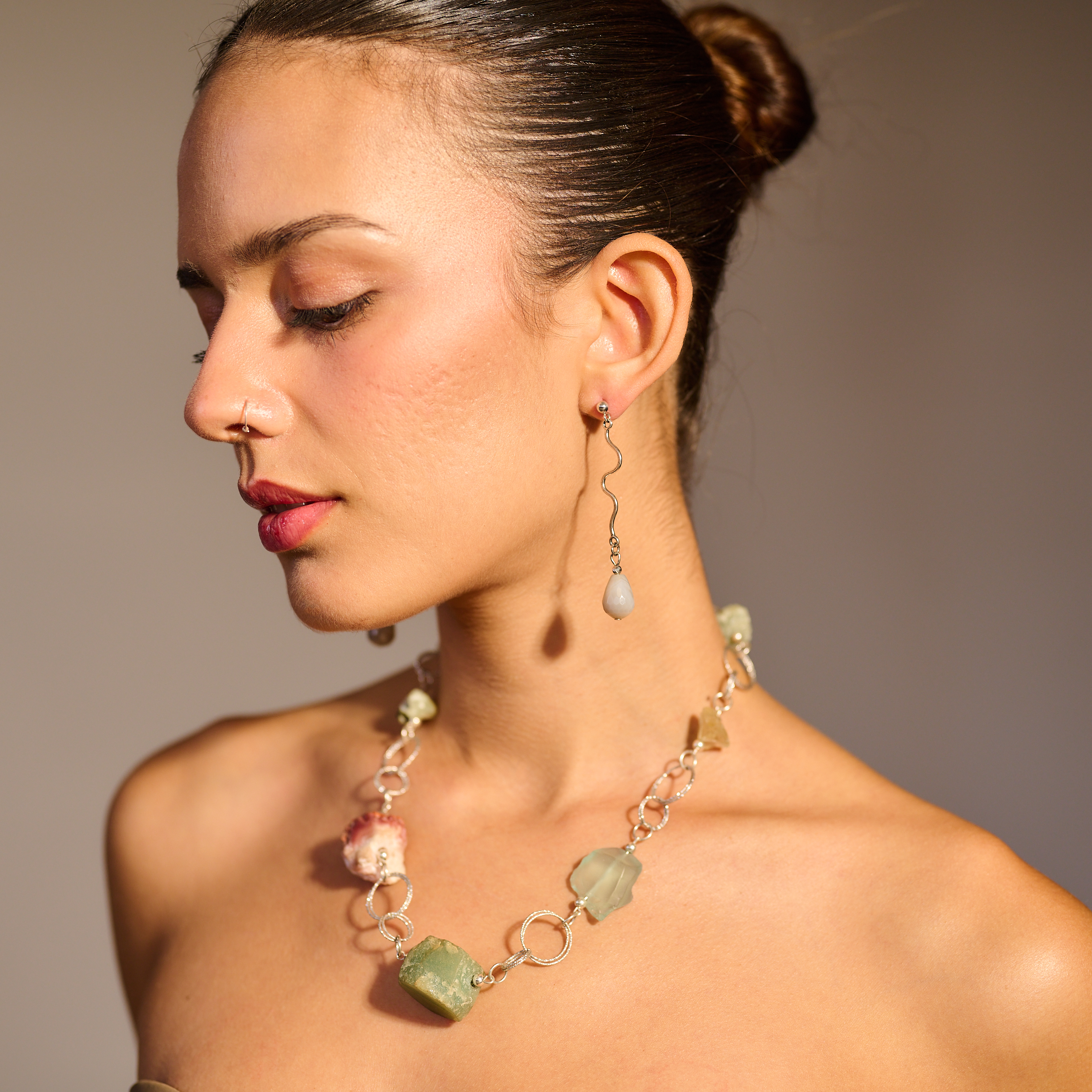 שרשרת כסף בעבודת יד שמשלבת מגוון עשיר של קריסטלים טבעיים – אמטיסט בגוון סגול עמוק, רוז קוורץ ורדרד ורך, פלואוריט בגוני ירוק וסגול שקופים, וקרנליאן חם בצבע כתום־אדמדם. ההמפגש בין האבנים יוצר איזון אנרגטי עם עומק רגשי ואנרגטי, וכל אבן מוסיפה שכבה משלה של משמעות ונוכחות. התכשיט מדגיש את הברק הטבעי והצבע של כל אבן, ומשלב ביניהן תוך כדי משחק של צבעים, טקסטורות ושקיפויות. השרשרת לנשים שמחפשות עומק ומשמעות באביזרים שלהן, כאלה שמתחברות לעוצמה שקטה ולסטייל ייחודי – וגם לאלו שמחפשות איזון, השראה ורוך. שרשרת שהיא כמו 