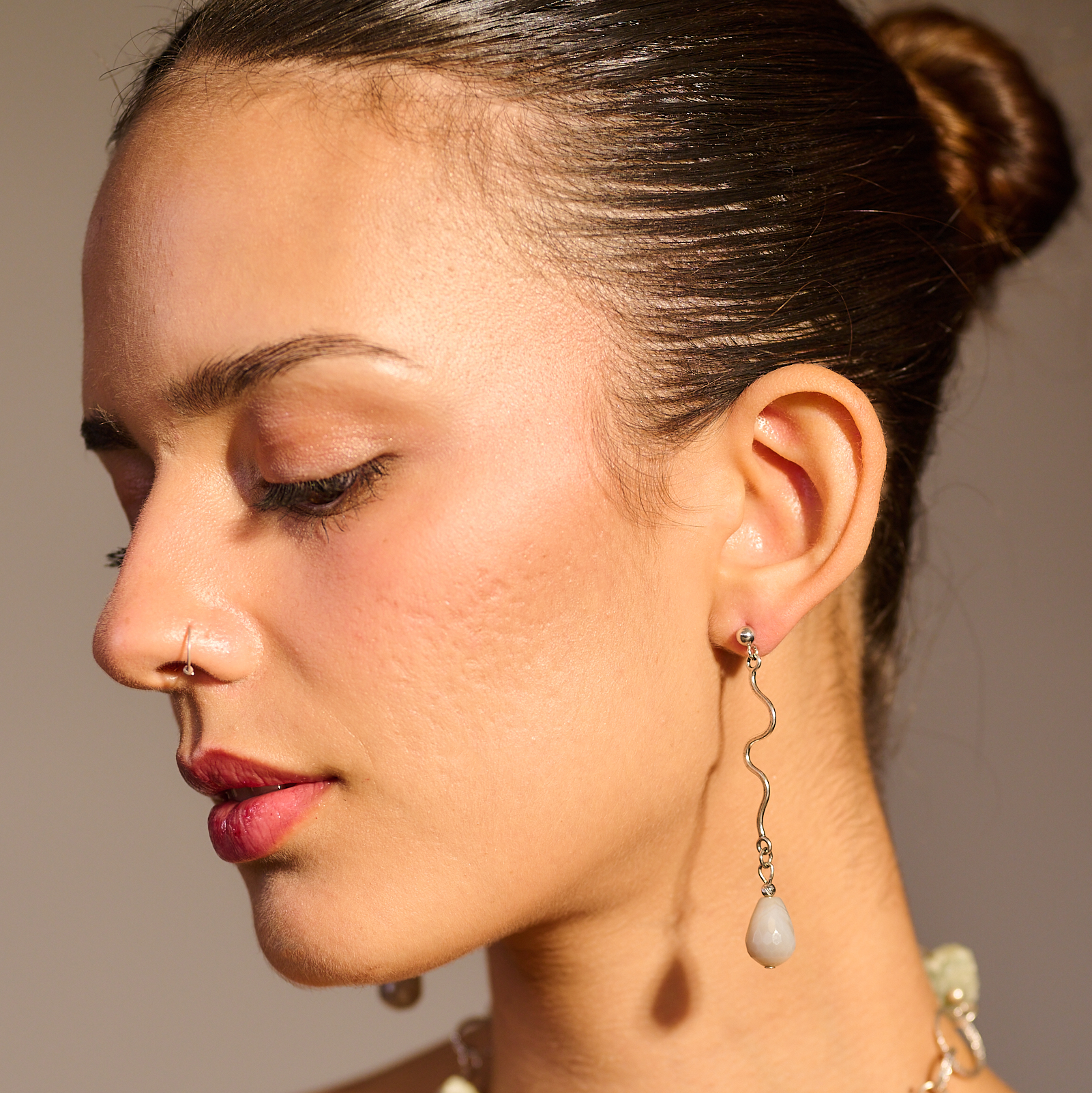 עגילי כסף סטרלינג 925 ארוכים עם אגת אפור בגוון ענן – תכשיט קלאסי עם גוון עדין ונוכחות אלגנטית. האבן האפורה מסמלת יציבות ורוגע פנימי, והעיצוב הנקי מדגיש את זרימת הקווים והתחכום השקט של העגיל. מושלמים לערב, לאירוע או ליום עבודה מוקפד. מגיעים באריזת מתנה מהודרת – מתנה מושלמת לאישה עם סגנון מתוחכם ורגיש.

