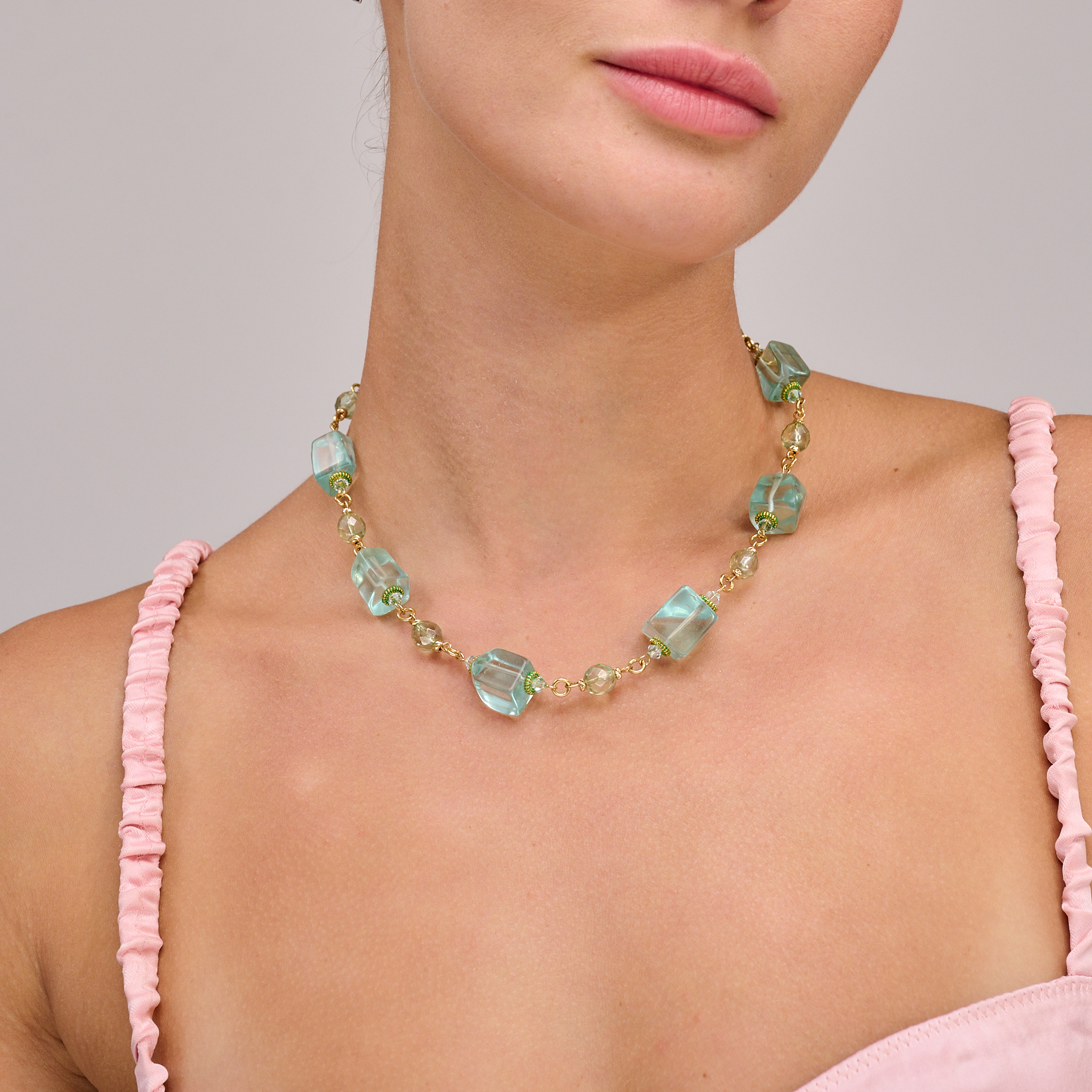 שרשרת בגווני כחול וטורקיז שמזכירה ימים חמים על שפת הים – החרוזים בצורות לא שגרתיות ועם ברק מעניין שמושך את העין, ומחוברים בעדינות בחוט מוזהב. מדובר בפריט בעבודת יד קפדנית, בעל נוכחות צבעונית על הצוואר. מתאים ללבישה יומיומית עם חולצה לבנה או כטאץ' צבעוני בשילוב עם שמלה אלגנטית – תכשיט קייצי מלא שיק עם וייבים של חופש.