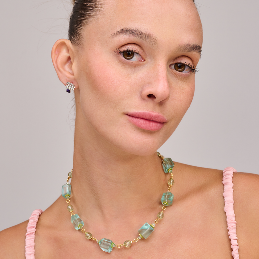 קולר אומנותי שמתאים במיוחד לאוהבות תכשיטים יוצאי דופן – חרוזים כחולים בולטים, חלקם בגימור מטאלי, ואחרים שקופים כמו מים, היוצרים מראה דינמי ושובה עין. כל חרוז מושחל בעבודת יד על חוט מוזהב עדין, ומחובר בצורה חכמה שמאפשרת תנועה רכה ונוחה. מתאים לאירועים מיוחדים, לחופשה או אפילו ליום-יום עבור מי שמבקשת להפוך כל רגע לאופנתי ובלתי נשכח.