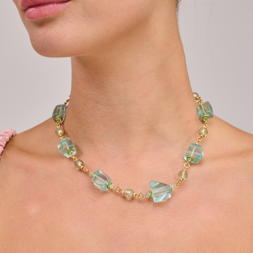 קולר מיוחד שמשלב חרוזים בגוונים של טורקיז, כחול מים עמוקים ותכלת שקוף, היוצרים אפקט של תנועה ומים חיים. החיבורים המוזהבים מוסיפים זוהר מעודן ונגיעת וינטג׳ מודרני. כל חרוז נבחר בקפידה ומשולב בעבודת יד מדויקת, מה שהופך את התכשיט הזה ליצירת אומנות אישית ולא סתם שרשרת. מתאים במיוחד לנשים שאוהבות סגנון בוהו יוקרתי עם טאץ' טבעי.

