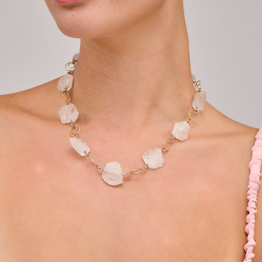 שרשרת כסף בציפוי זהב, בעבודת יד, עם קוורץ חלבי עדין – תכשיט קלאסי עם מראה טהור, עדין ואלגנטי. הקוורץ הלבן מעניק תחושת רוגע פנימית, ומקרין אור רך שמתאים לכל גוון עור ולכל סגנון לבוש. ההזהב מוסיף טאץ' של אלגנטיות מודרנית, ומשלים את הנוכחות של האבן בגימור מודרני ועדין. תכשיט מושלם למי שאוהבת שילוב של פשטות וסטייל, של ניקיון עיצובי עם נגיעה של זהר. מתאים ליום או ערב, לאירועים או ללבוש יומיומי – אלגנטי, מואר ומתאים תמיד.