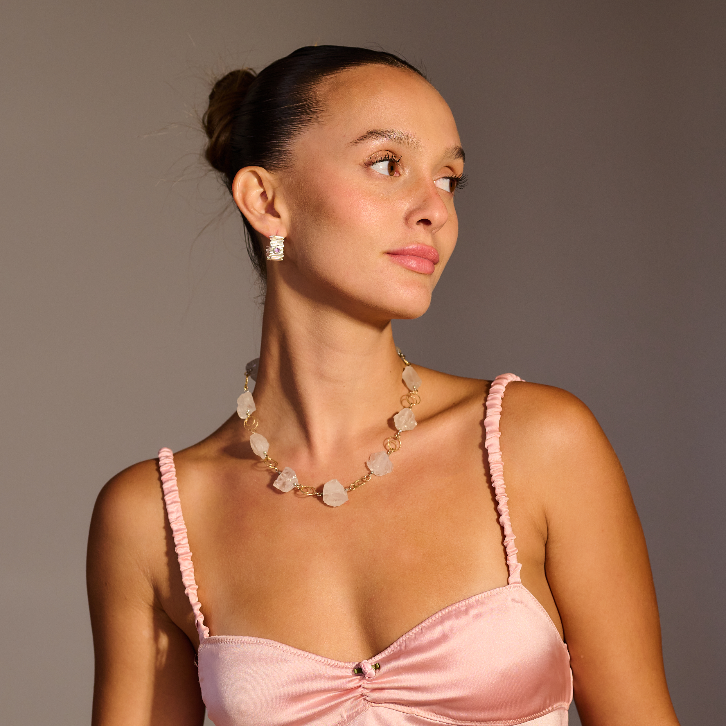 שרשרת כסף בציפוי זהב, בעבודת יד, עם קוורץ לבן בגימור חלק – תכשיט קלאסי עם מראה טהור, עדין ואלגנטי. הקוורץ הלבן מעניק תחושת רוגע פנימית, ומקרין אור רך שמתאים לכל גוון עור ולכל סגנון לבוש. ההזהב עדין ומשדר יוקרה שקטה, ומשלים את הנוכחות של האבן בגימור מודרני ועדין. תכשיט מושלם למי שאוהבת שילוב של פשטות וסטייל, של ניקיון עיצובי עם נגיעה של זהר. מתאים ליום או ערב, לאירועים או ללבוש יומיומי – אלגנטי, מואר ומתאים תמיד.