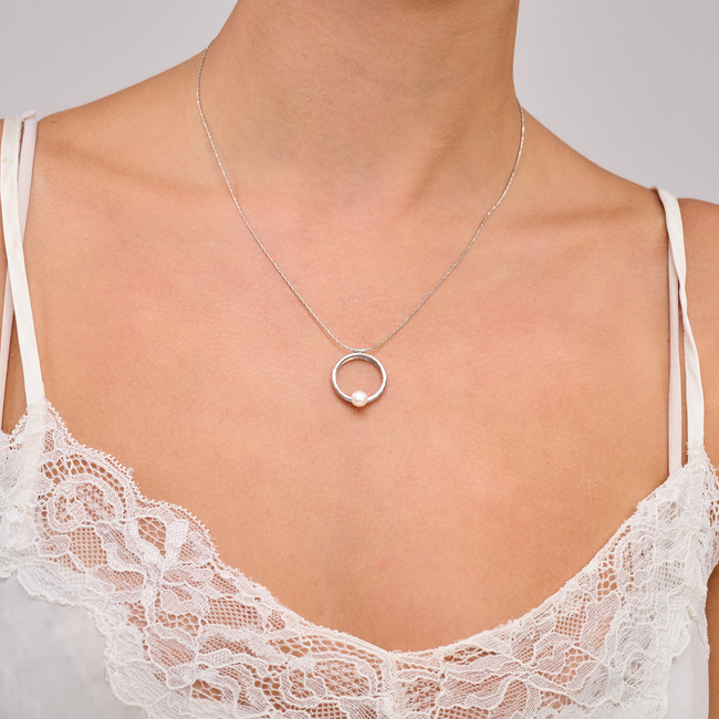 Large pendant necklace with pearl