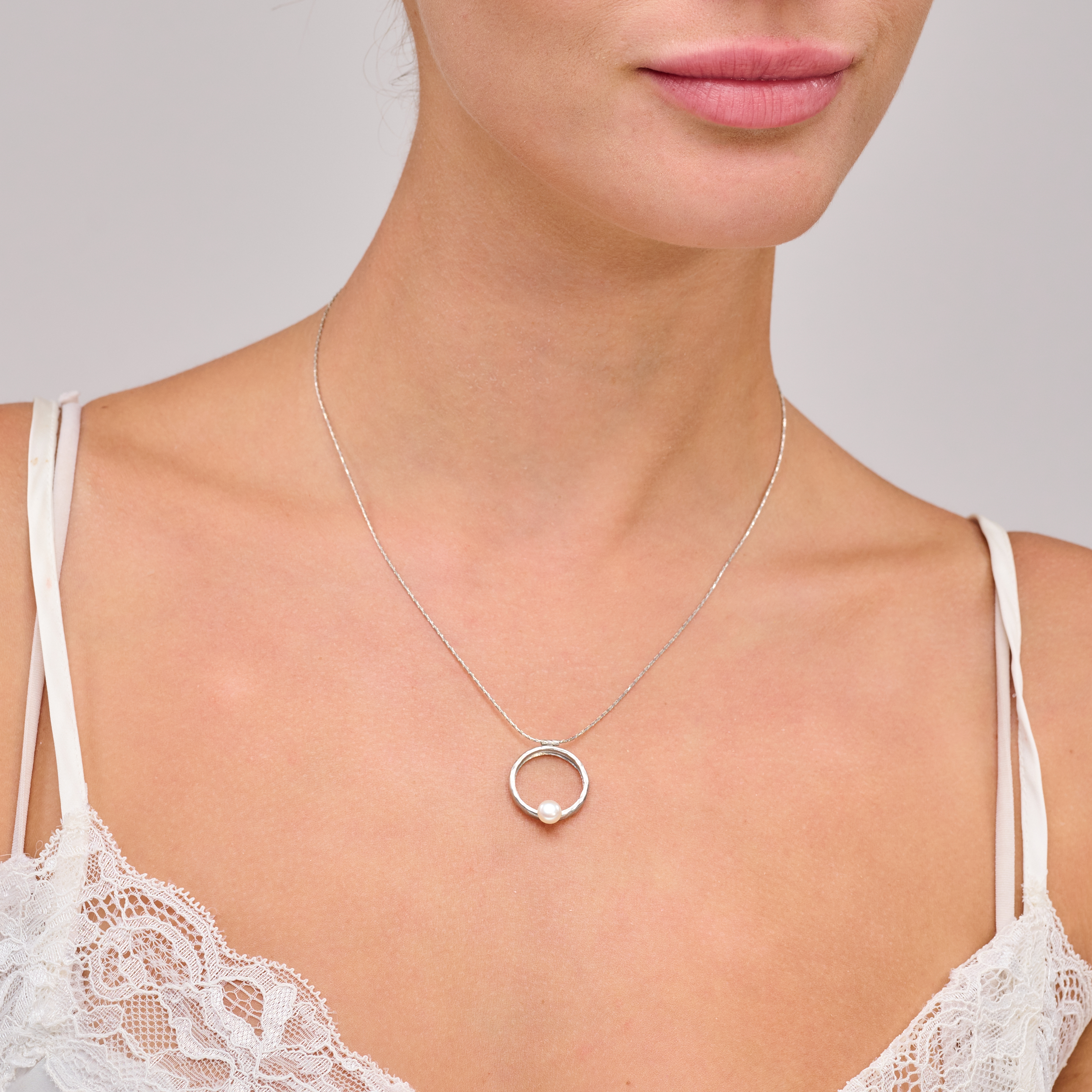 תליון מרכזי גדול עם פנינה נוצצת משתלב על שרשרת עדינה – שילוב של תעוזה עם אלגנטיות. גודלו של התליון יוצר נוכחות דרמטית אך לא מצועצעת, והפנינה מקרינה אור רך וטבעי. תכשיט ייחודי שמדגיש את הנשיות במלוא הדרה, מתאים לאישה שמעריכה קלאסיקה עם נוכחות.

