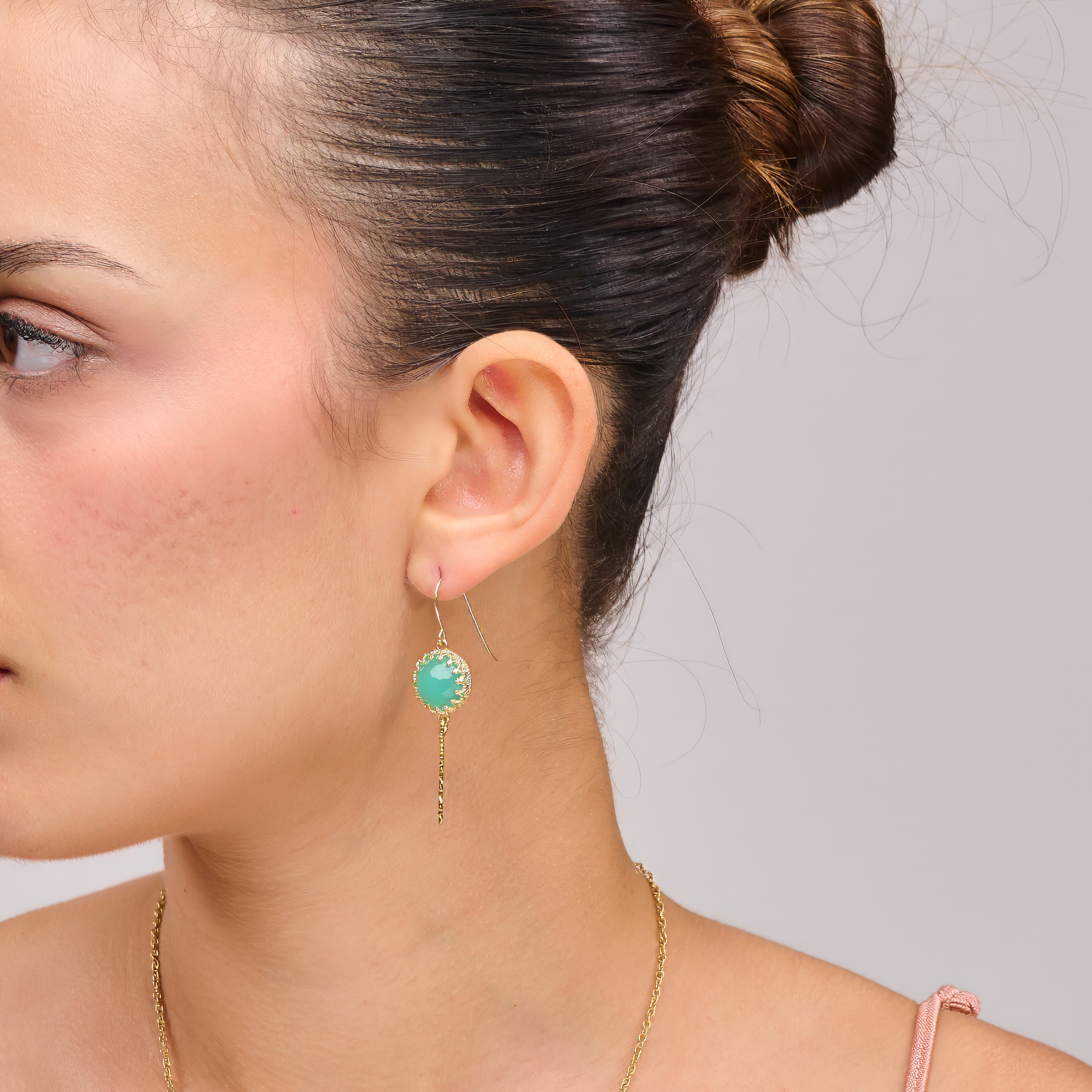 עגילי כסף בציפוי זהב עם אבן אופליט בגוון ירוק Apple Green עדין – תכשיט בעיצוב מינימליסטי שמשדר שלווה, רוך וחיבור לטבע. מושלם ללוק נקי ומעודן או כתוספת צבע שקטה ומיוחדת.
#עגילים_עם_אופליט #תכשיטים_בירוק_בהיר #סטייל_נשי_אלגנטי #עגילים_עם_אופי_טבעי #ירוק_תפוח