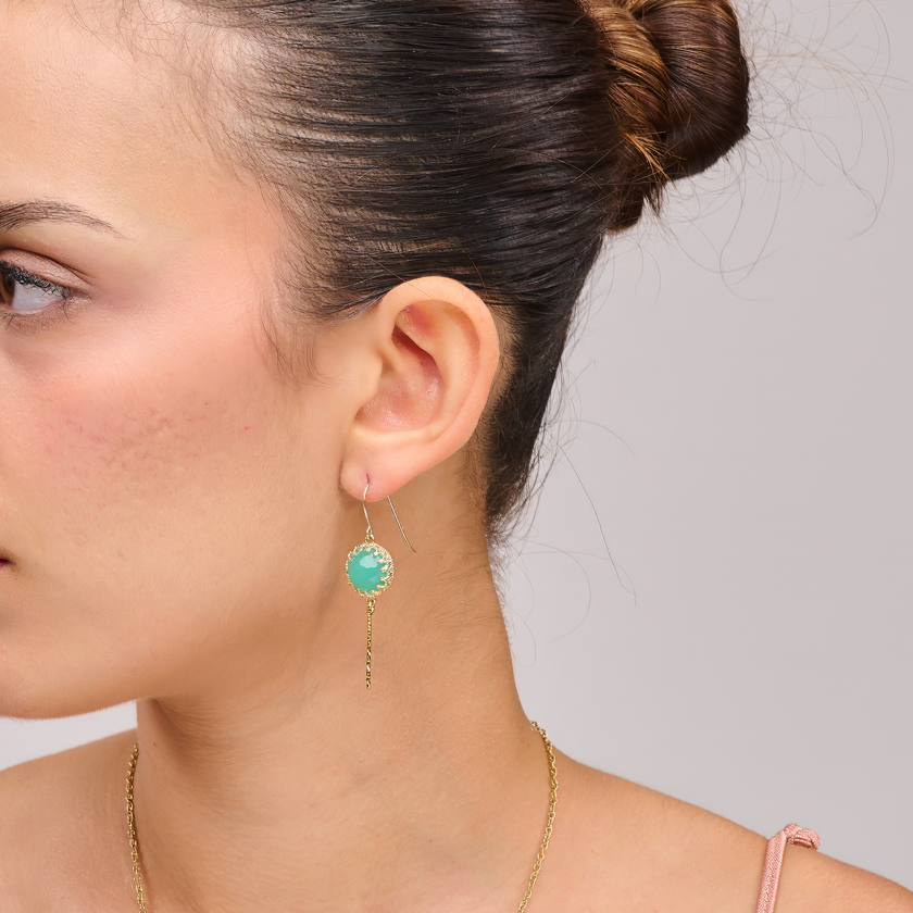 עגילי כסף בציפוי זהב עם אבן אופליט בגוון ירוק Apple Green עדין – תכשיט בעיצוב מינימליסטי שמשדר שלווה, רוך וחיבור לטבע. מושלם ללוק נקי ומעודן או כתוספת צבע שקטה ומיוחדת.
#עגילים_עם_אופליט #תכשיטים_בירוק_בהיר #סטייל_נשי_אלגנטי #עגילים_עם_אופי_טבעי #ירוק_תפוח