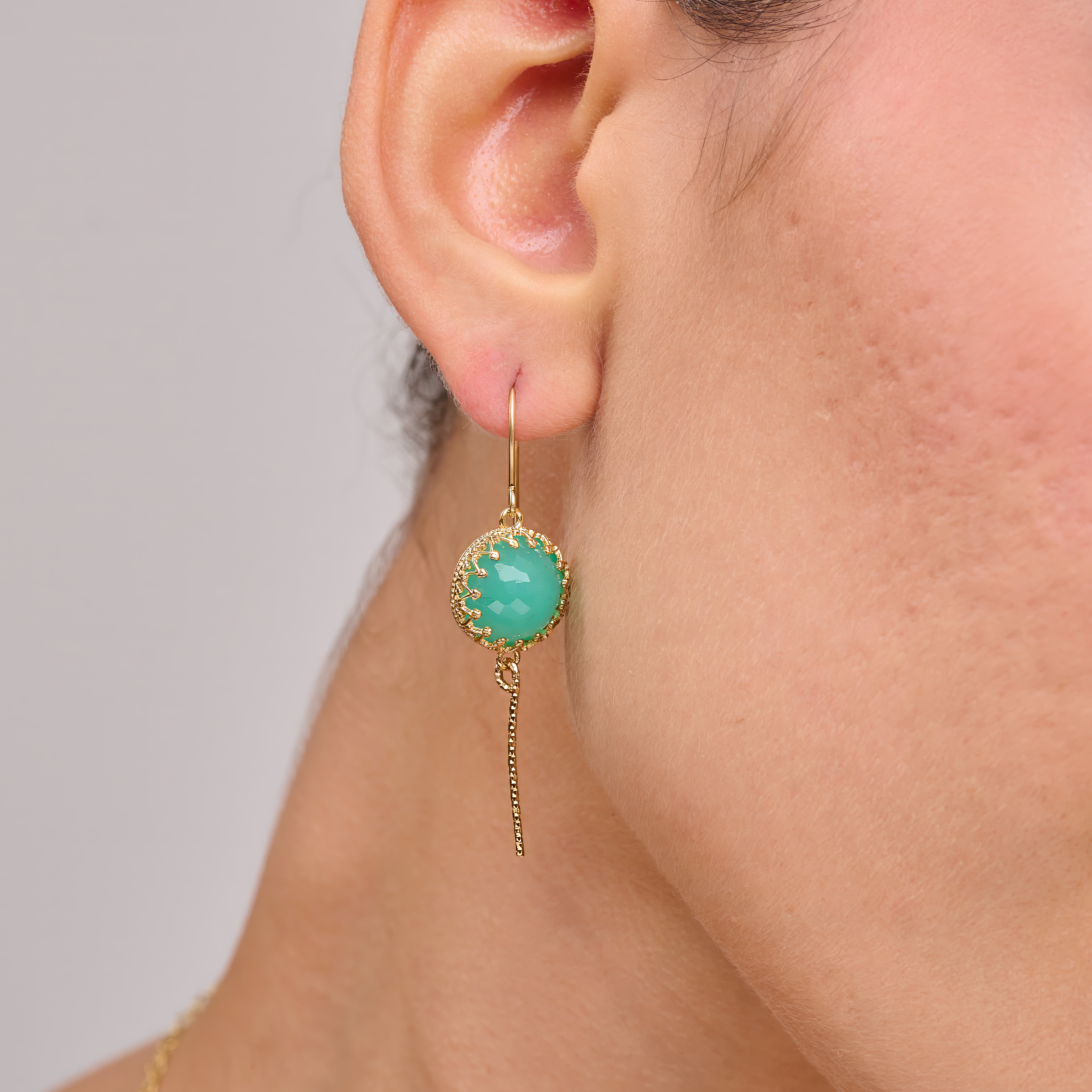 עגילים תלויים בעיצוב קלאסי, מכסף בציפוי זהב מבריק, עם אבן אופליט בגוון ירוק-תפוח. הצבע מעורר תחושת רעננות, אנרגיה חיובית והתחדשות – תכשיט מושלם לאביב, קיץ או מתנה עם אופי.
#תכשיטים_ירוקים #עגילים_מעודנים_מוזהבים #אופליט_תפוח #עגילים_אביביים #תכשיטים_עם_טוויסט