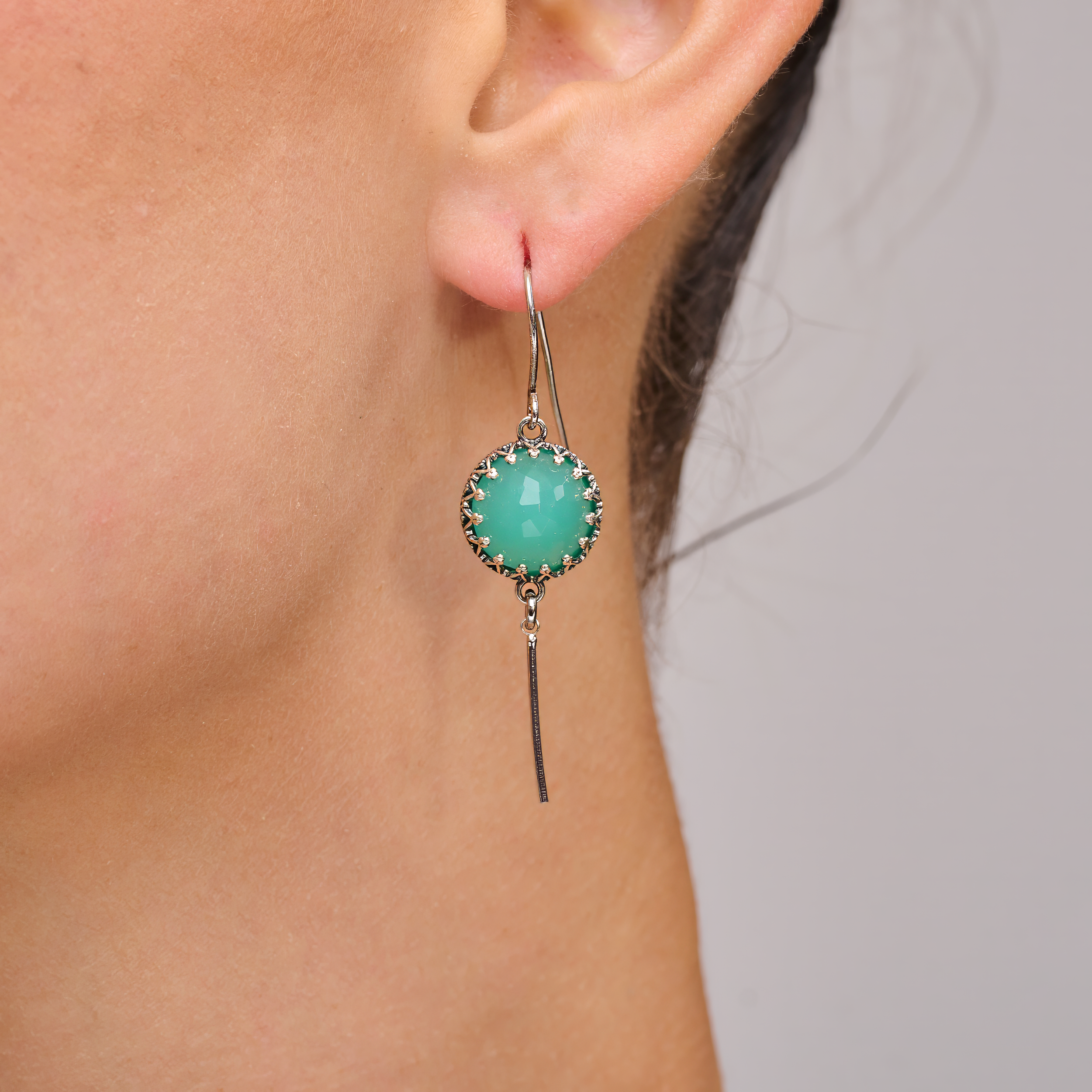 עגילי תלייה עדינים ומלאי אור, עם שיבוץ אבן אופליט בגוון ירוק עדין המזכיר עלים צעירים. עגילים שקטים שמשדרים נוכחות.
#עגילים_ירוקים_עדינים #אופליט_טבעי #תכשיטים_בהשראת_הטבע #עגילים_מוזהבים_קלילים #סטייל_נקי