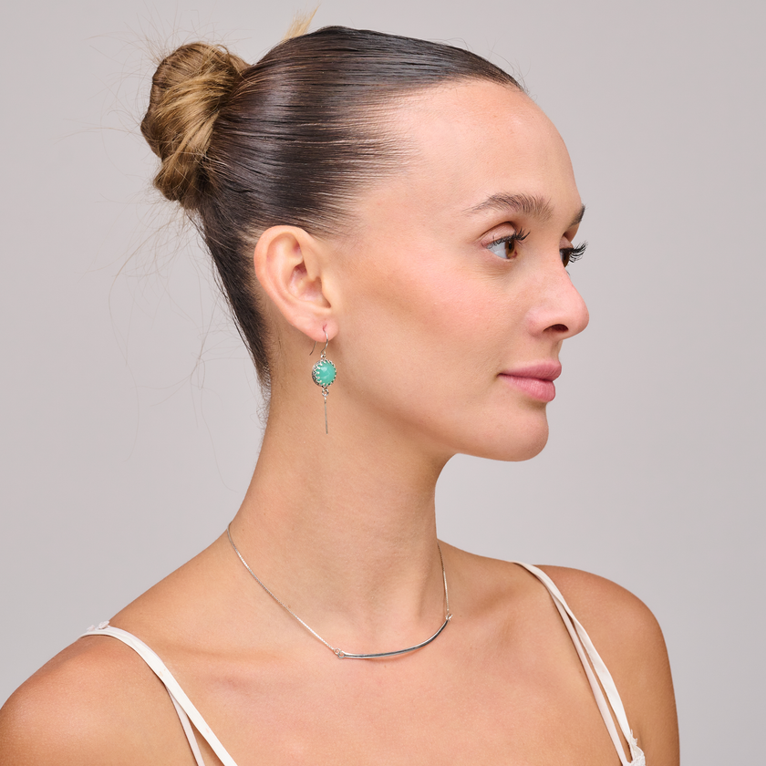 תכשיט בעיצוב אומנותי, עם אבן ירוקה בגוון פירותי רענן. מושלם לנשים שאוהבות פרטים עדינים וסטייל עם נוכחות לא מתאמצת.
#עגילים_בעבודת_יד #אופליט_ייחודי #עגילים_טבעיים_מוזהבים #סטייל_נשי_רך #עגילים_ירוקים_אמנותיים