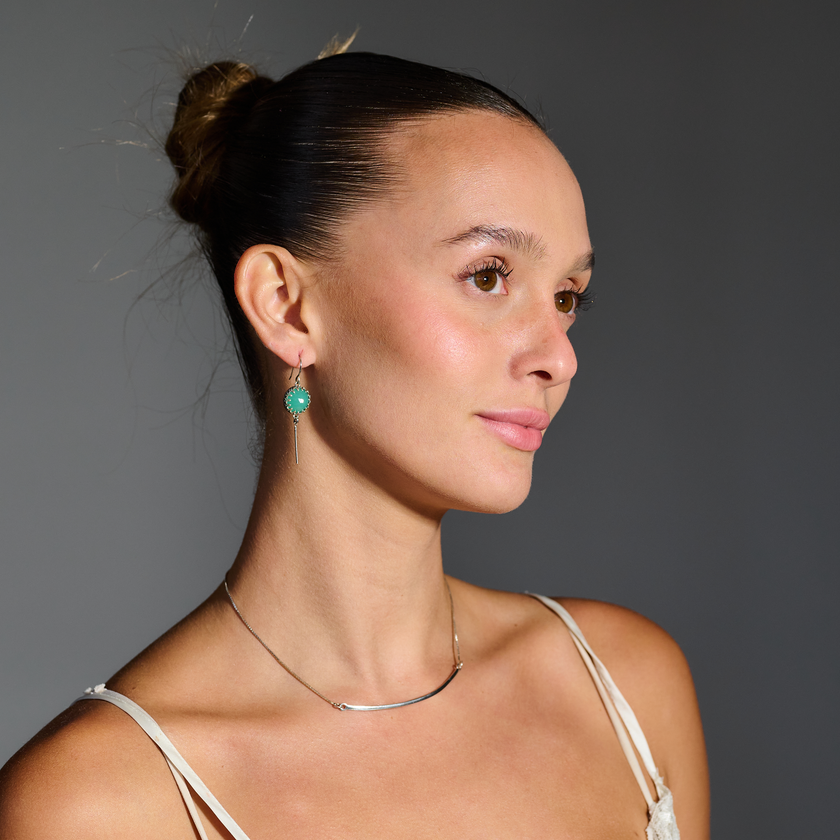 עגילי תלייה בצבעים חיים, מושלמים לאביב ולקיץ. אבן האופליט בגוון ירוק-תפוח מביאה איתה תחושת רעננות, שמחה וקלילות.
#עגילים_אביביים #תכשיטים_מרעננים #אופליט_אביב_ירוק #עגילי_זהב_רעננים #ירוק_שקט