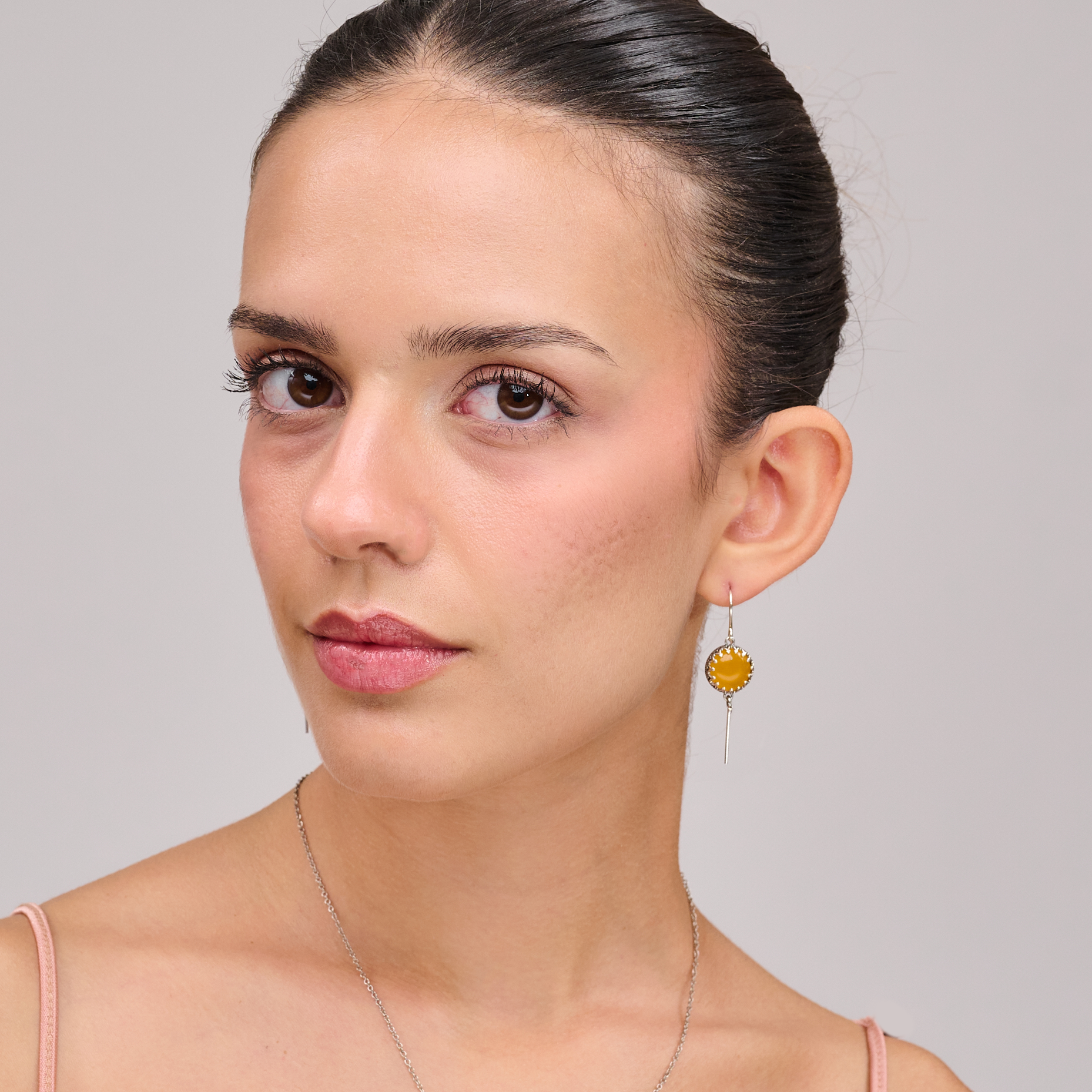 עגילים תלויים עם אבן אגת צהובה בגימור טבעי, בשילוב כסף מבריק – תכשיט שמחבר בין עולם הטבע לאופנה מודרנית. מושלם לנשים שמחפשות תכשיט עם נגיעה של שמש, סטייל אישי ואנרגיה שמחה.
#עגילים_בוהו #אגת_טבעית #עגילים_צהובים_מעוצבים #תכשיטי_טבע #עגילים_בעבודת_יד