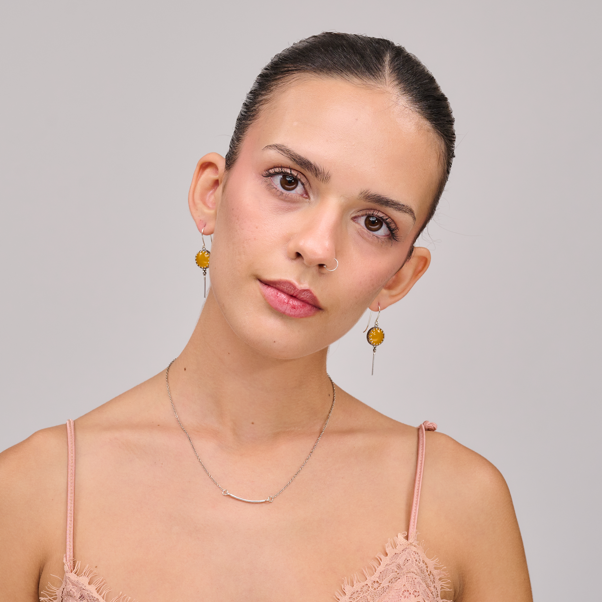 עגילים ארוכים בעיצוב מינימליסטי אך מרשים, משובצים באבן אגת צהובה בגוון חרדל/דבש – מראה טבעי עם אנרגיה חמימה ושמחה. מתאימים לסטייל בוהו, לקיץ או כפריט שמשדר שמחת חיים.
#עגילים_אגת #תכשיטים_צהובים #עגילים_עם_אבן_טבעית #סטייל_בוהו #עגילים_לקיץ