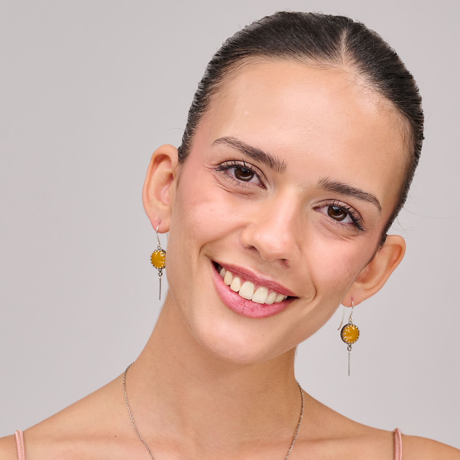 עגילים באורך מעודן, עשויים כסף טהור, עם שיבוץ אבן אגט בגוון צהוב חמים. תכשיט קליל אך מלא נוכחות, שמתאים לנשים שמחפשות תוספת של אור וסטייל ייחודי למראה יומיומי או חגיגי.
#עגילים_צהובים #אגת_טבעית #עגילים_מכסף #תכשיטים_שמשיים #עגילים_נשיים_ועדינים