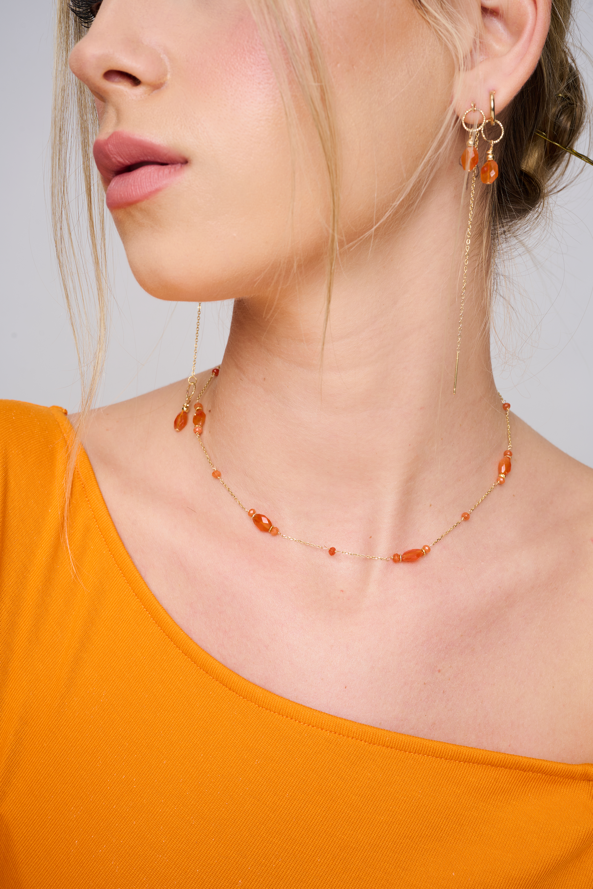 שרשרת זהב 14 קראט עם קארנליאן – אבן האש של החיים, המפיצה חום, אנרגיה ותשוקה בלב. תכשיט המשלב יופי טבעי עם נוכחות רכה ומעודנת.