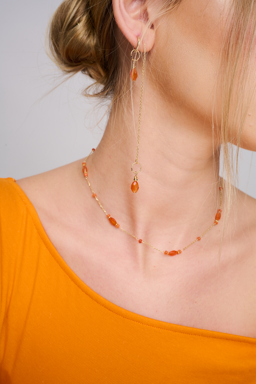 שרשרת זהב 14 קראט עם תליון קארנליאן בגוון כתום חם, בשילוב עיצוב אורגני ונינוח שמזכיר חיבור לטבע ולשורשים.