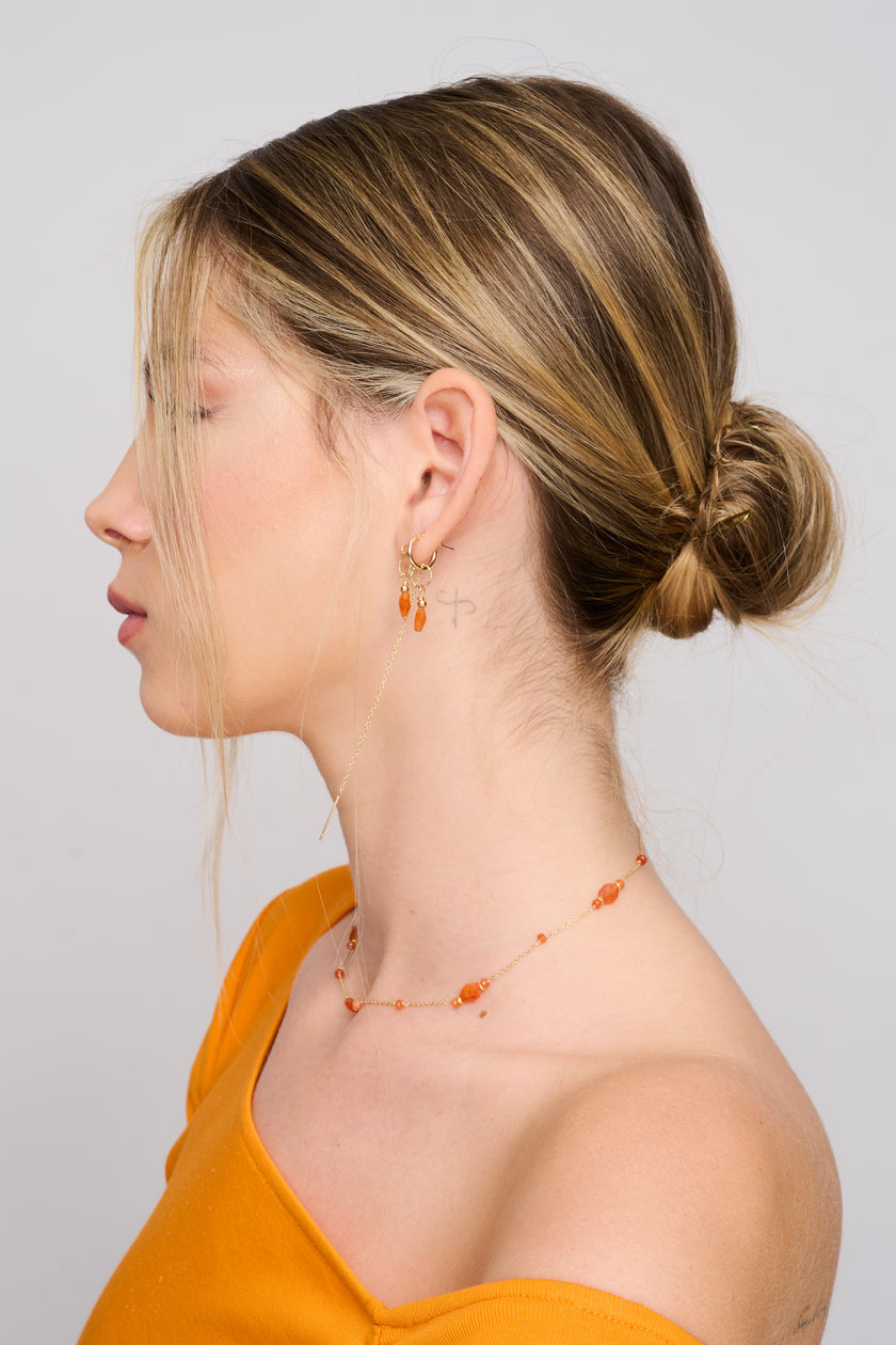 עגילי זהב 14 קראט עם קארנליאן טבעית, המשלבים את החום העשיר של האבן עם העיצוב הקלאסי של הזהב. כל אבן מבטאת את עוצמת האדמה והאש הפנימית, עם טקסטורה וגלישה טבעית שמוסיפים לתכשיט מימד ייחודי ואותנטי.
תכשיט שמתאים לנשים שמחפשות להאיר את עולמן באור חם ובעל משמעות עמוקה.