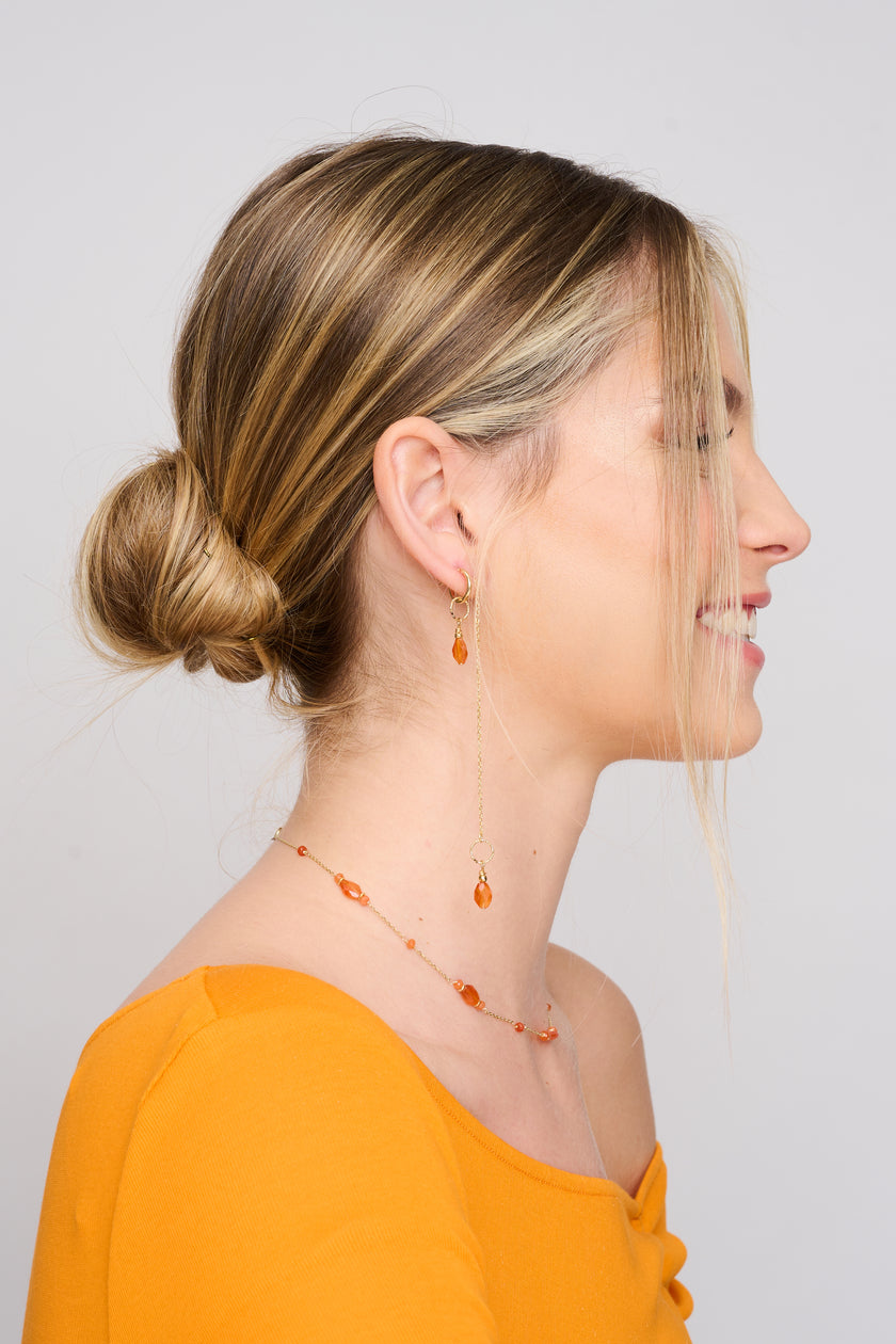 עגילי זהב 14 קראט עם אבני קארנליאן טבעיות, המשלבים בין עיצוב נקי ופשוט לבין צבעים עזים וחיים. השילוב בין הזהב החם לצבע האדום-כתום הבוהק של הקארנליאן יוצר תכשיט שמשדר אלגנטיות טבעית, המתאים לכל סגנון לבוש ומוסיף נגיעה של קסם יומיומית.
תכשיט מושלם לאישה שמעריכה יופי אותנטי ואיכות מעולה.