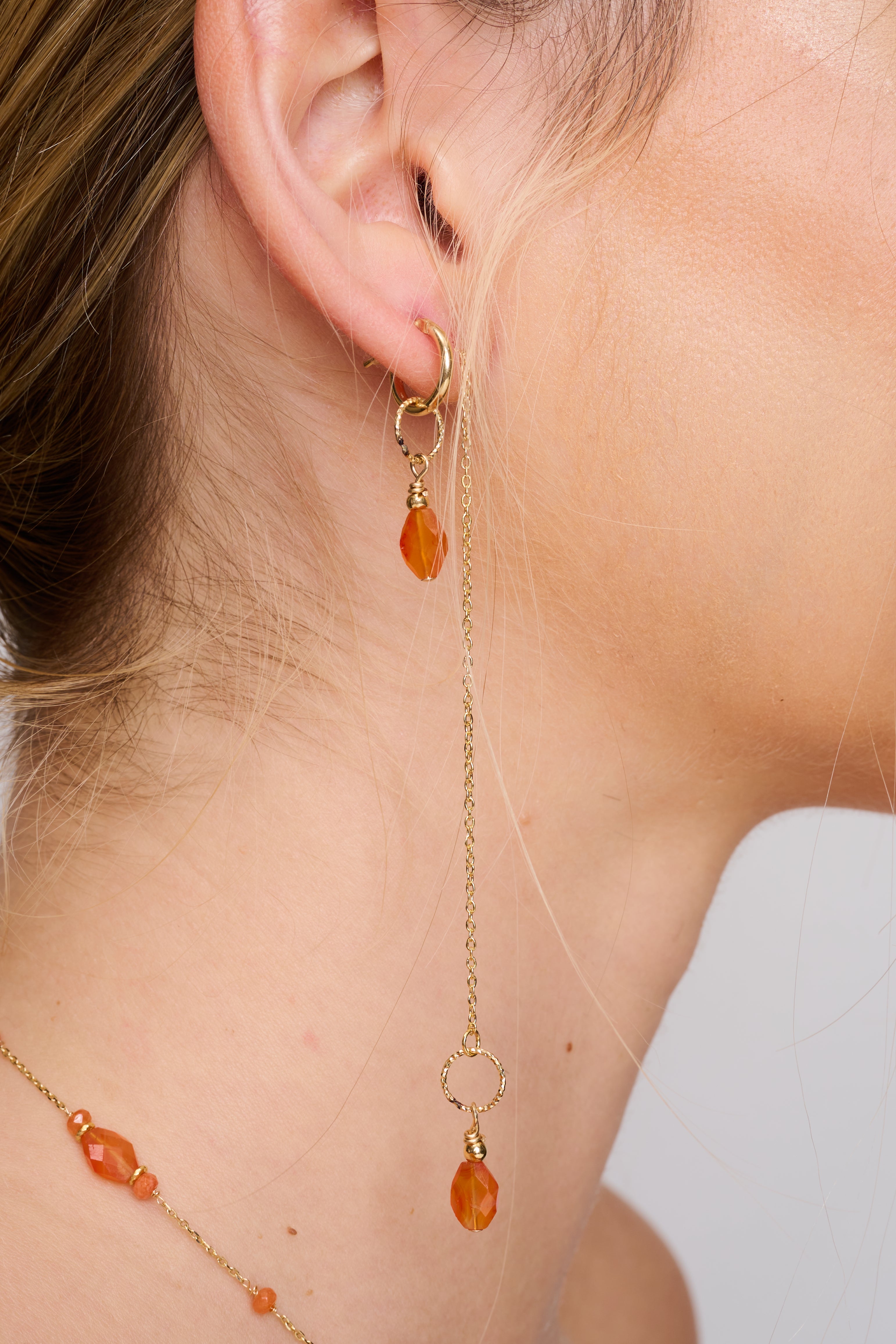 עגילי זהב 14 קראט עם קארנליאן טבעית, מעוצבים בקווים עדינים ומוקפדים שמדגישים את היופי האותנטי של האבן. הצבעים החמים, שמשקפים את גווני האדמה והאש, יוצרים מראה טבעי אך מלוטש, שמשלב עיצוב קלאסי עם טאץ’ מודרני.
תכשיט שמקרין חיבור לשורשים ולכוחות הטבע, ומזכיר לנו את החום והעוצמה שטמונים בנו.