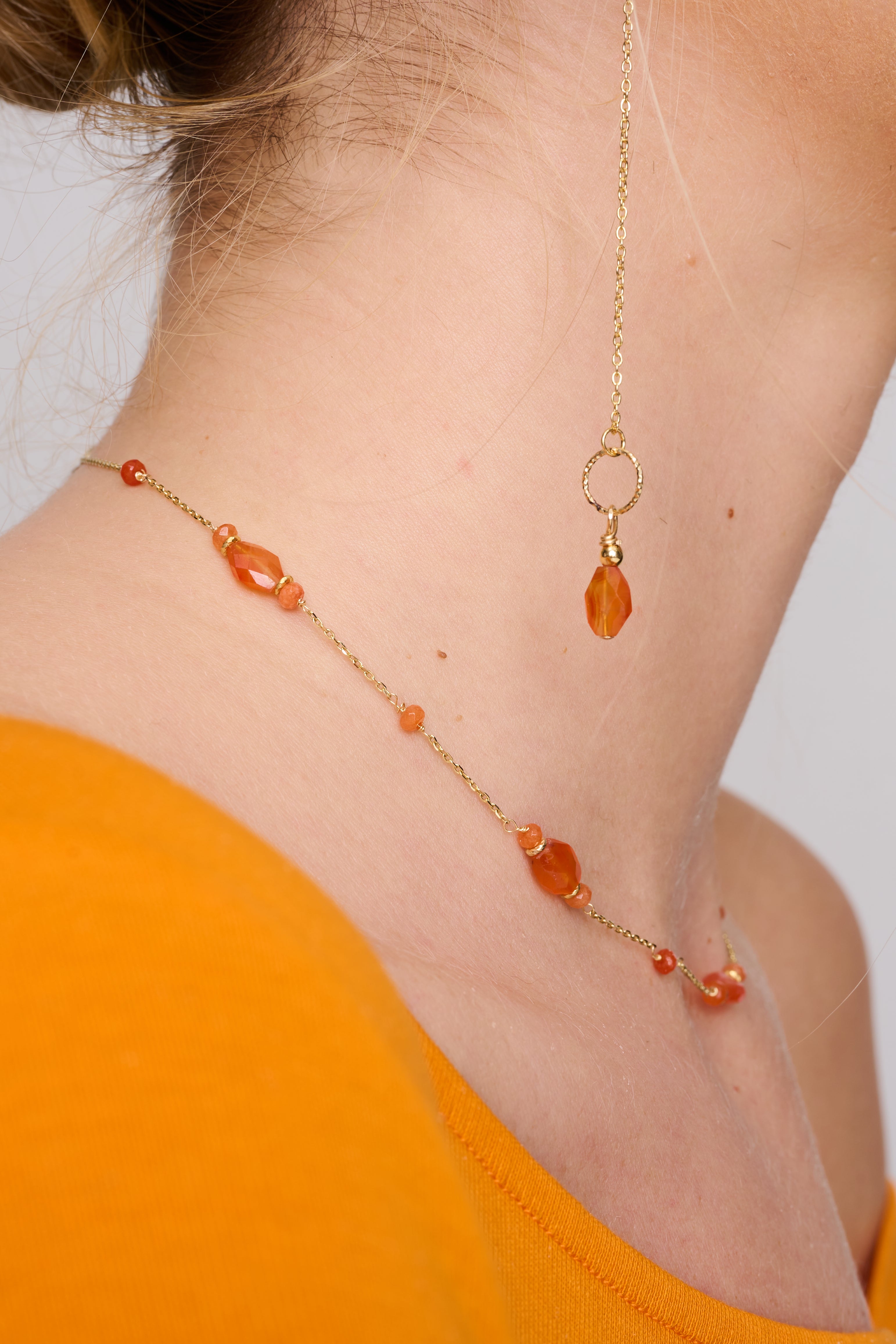 עגילים מזהב 14 קראט עם קארנליאן טבעית, אבן שמסמלת כוח נשי, אומץ לב וביטחון עצמי. עיצובם המדויק והאסתטי מדגיש את הברק והצבע העז של האבן, ומעניק תחושה של נוכחות חזקה ועדינה בו זמנית.
העגילים מיועדים לנשים שרוצות להרגיש מיוחדות, עם תכשיט שמספר סיפור אישי על עוצמה פנימית.