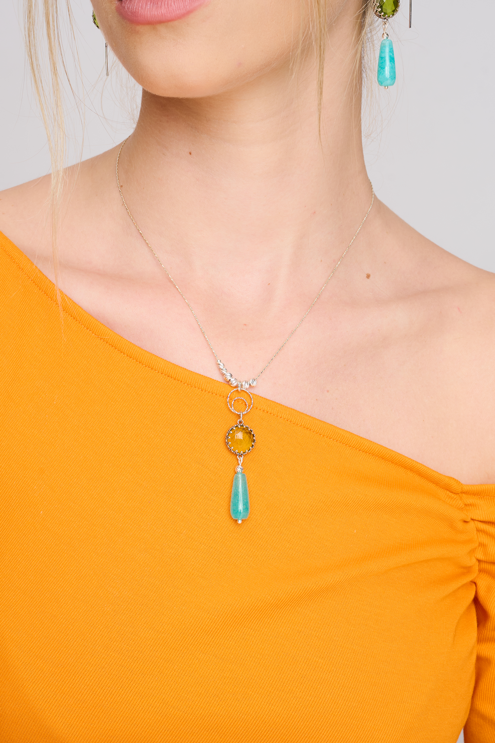 שרשרת בעיצוב עשיר ועם תחושה מרגיעה – תליון כסף עם שלוש אבנים שמתחברות להרמוניה מושלמת: אופלייט עדין, טופז שמסמל בהירות ואמזונייט שמזכיר חופש ושלווה. משתלב נהדר עם לבוש בהיר, שמלות קיץ או מראה בוהו שיק טבעי.