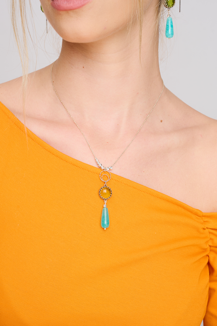 שרשרת בעיצוב עשיר ועם תחושה מרגיעה – תליון כסף עם שלוש אבנים שמתחברות להרמוניה מושלמת: אופלייט עדין, טופז שמסמל בהירות ואמזונייט שמזכיר חופש ושלווה. משתלב נהדר עם לבוש בהיר, שמלות קיץ או מראה בוהו שיק טבעי.