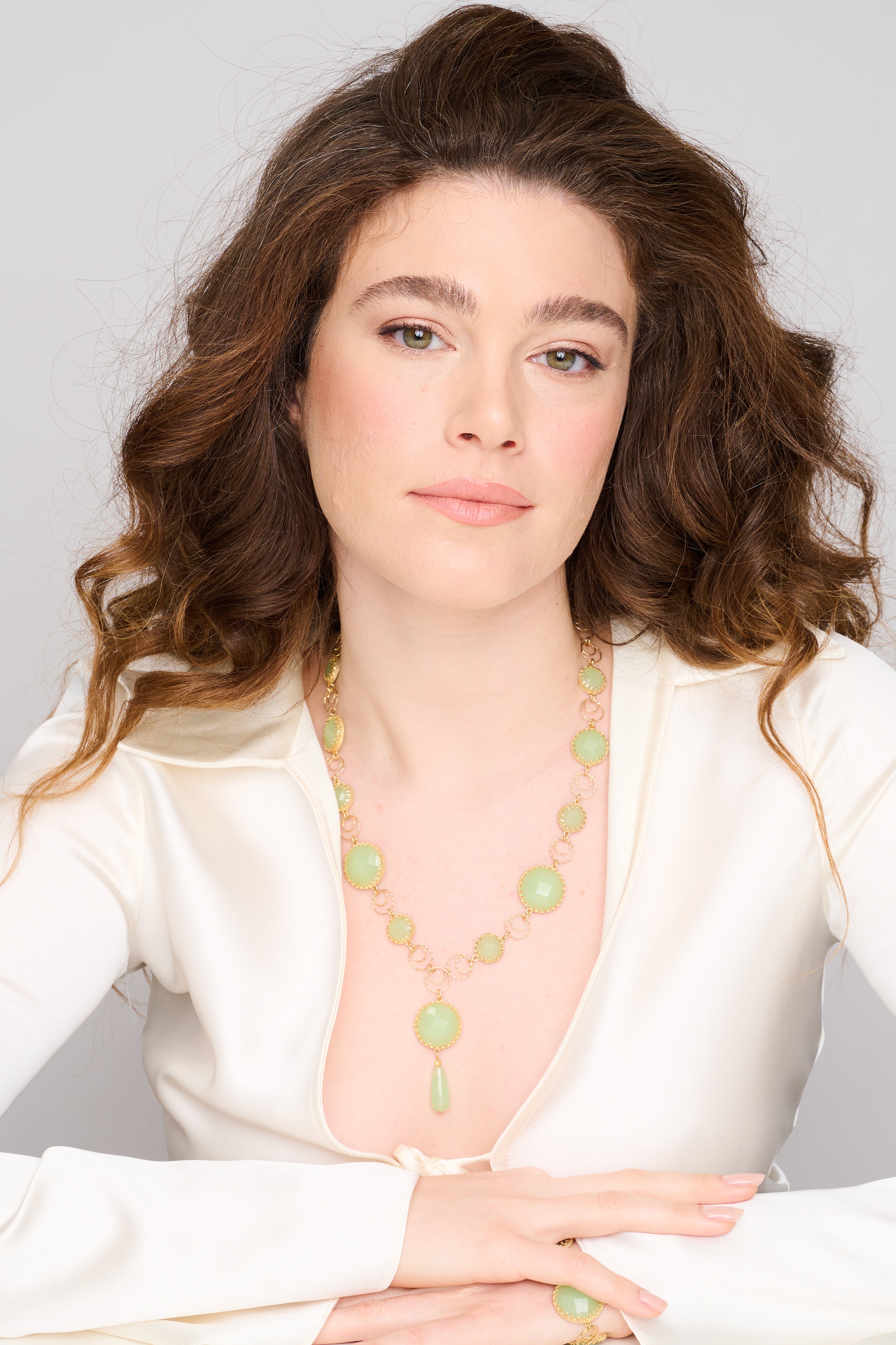 תכשיט מרשים מכסף סטרלינג 925, בשילוב אבנים בגווני ירוק המעניקים לו תחושת טבע והרמוניה. עבודת יד מוקפדת עם תשומת לב לכל פרט – איכות שנראית לעין ומורגשת על הגוף.